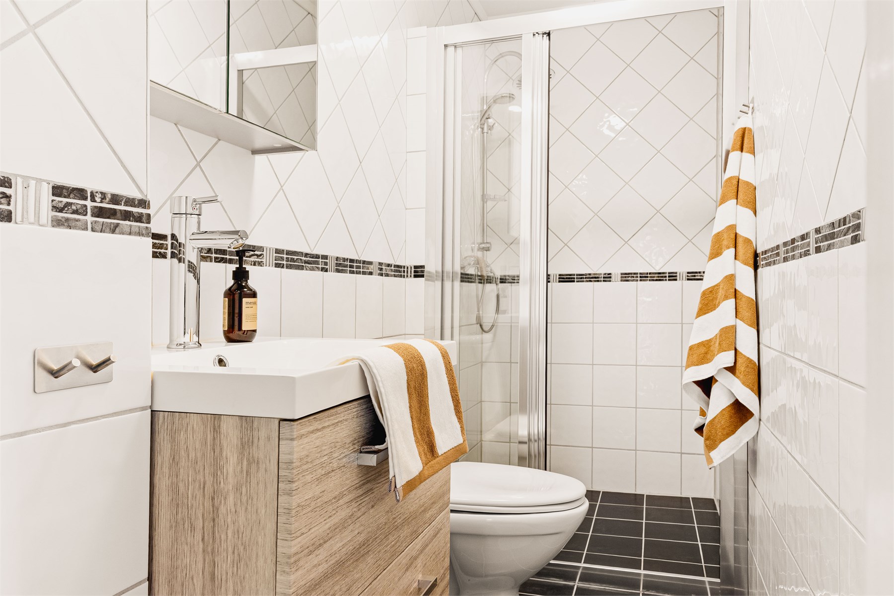 Ekstra bad i soveromsetasjen gir familien en praktisk løsning i hverdagen. Badet er fra opprinnelig byggeår med nyere innredning.