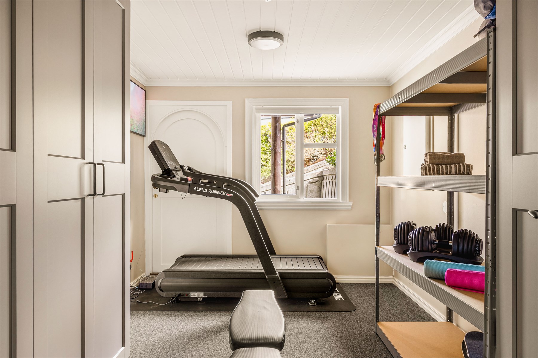 Treningsrom ved inngangspartiet gir deg mulighet til å etablere egen hjemmegym med enkel tilgang via både hall og egen ytterdør.