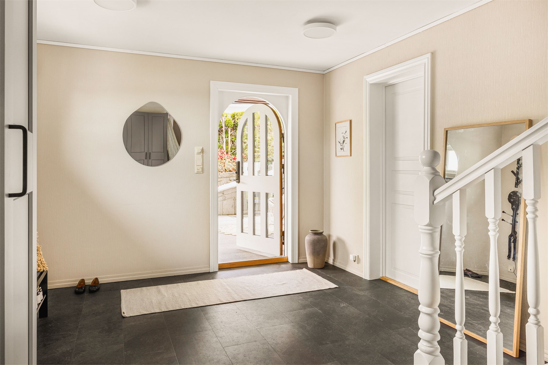 Den romslige entréen på 18,2 m² gir svært gode garderobemuligheter og god plass til å ta imot gjester på en elegant måte.