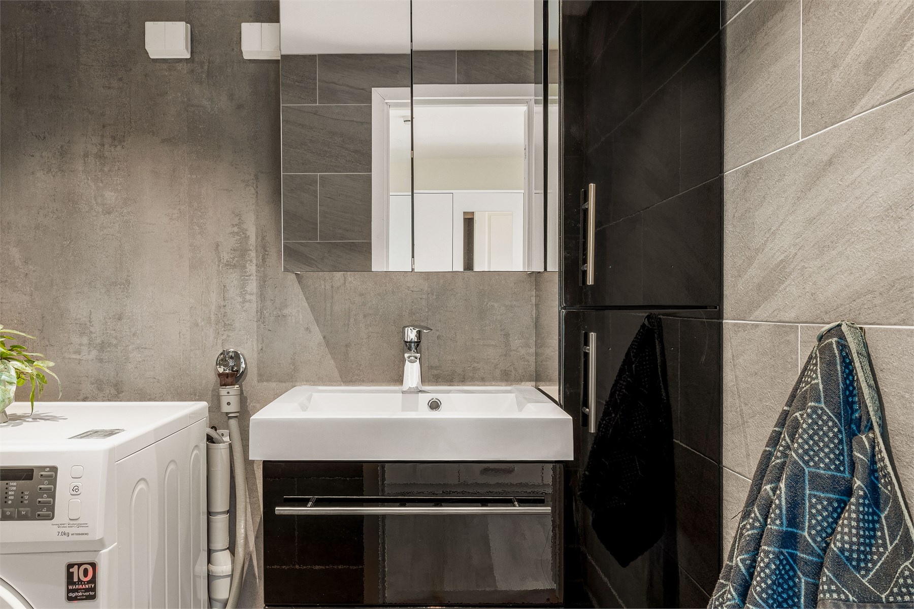 Badet ble oppgradert i 2021 og har også plass og opplegg for vaskemaskin. 