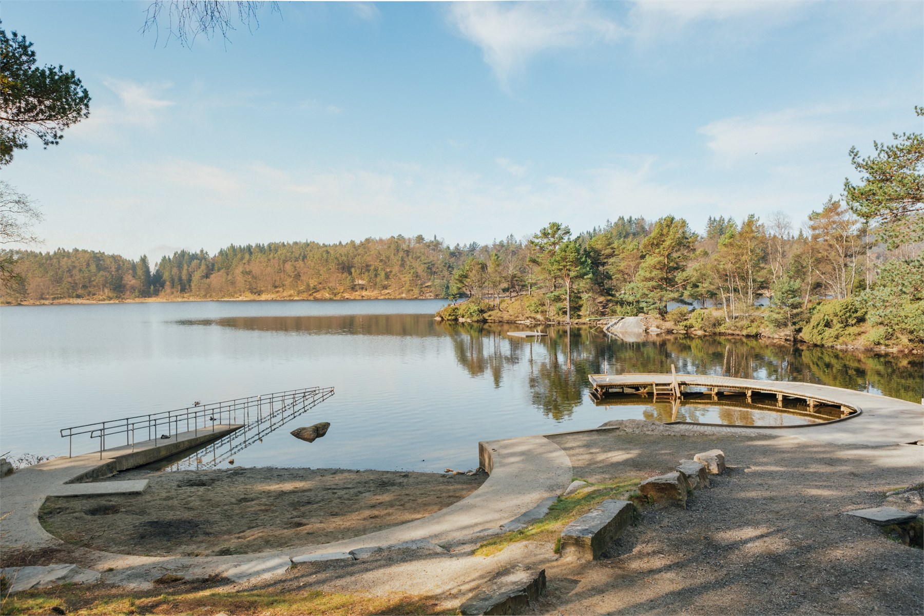 Fra boligen er det kort vei til idylliske Krohnegården med badeplass, turstier og rekreasjonsområder for hele familien.