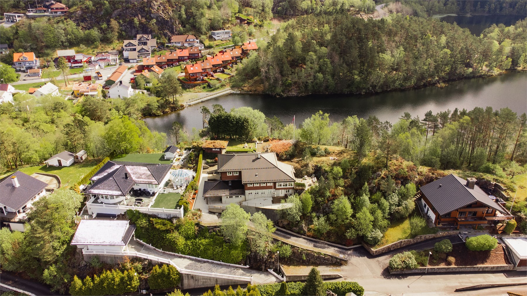 Fra boligen er det kort vei til vannkanten ved populære Storavatnet og Krohnegården.