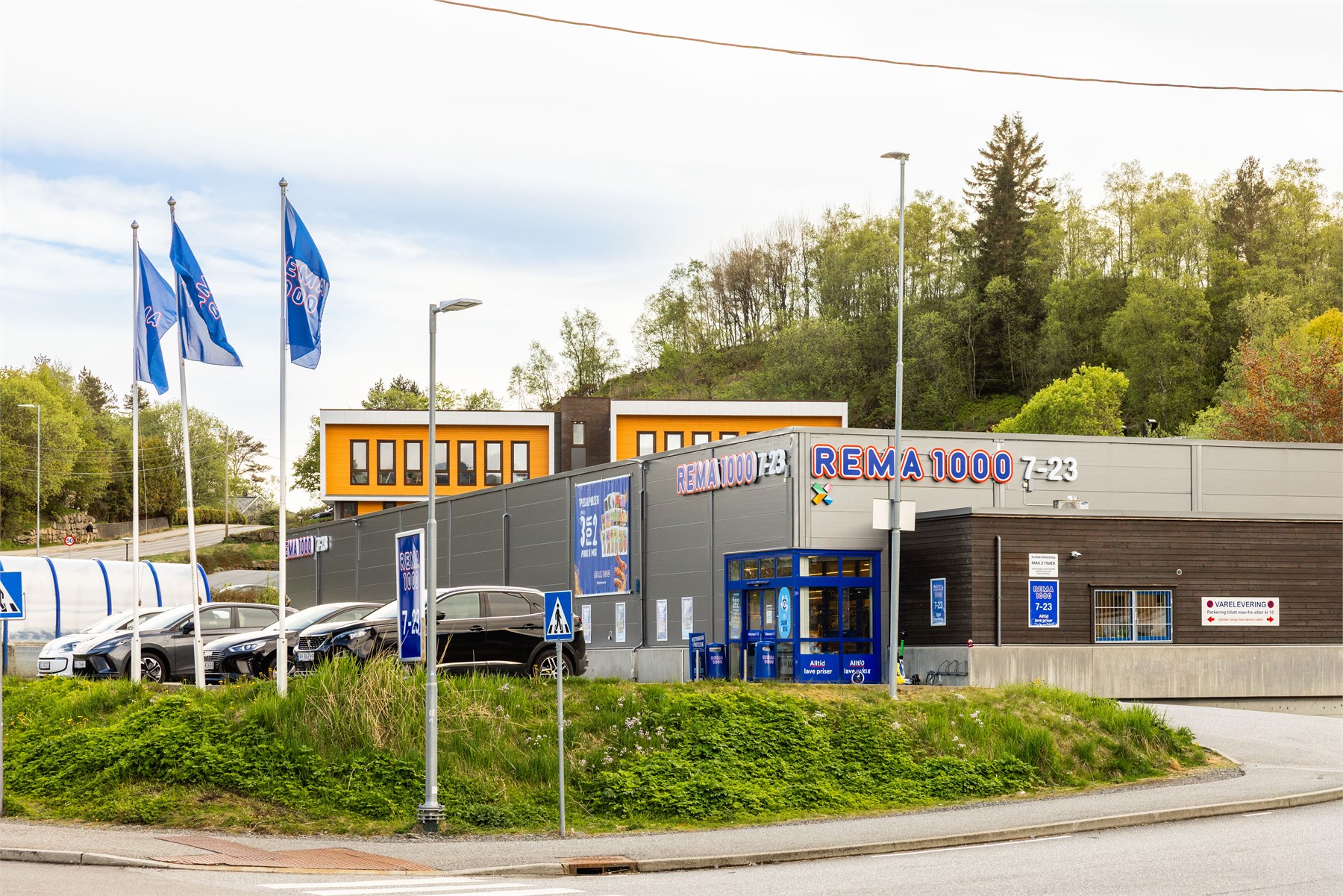 Fra boligen er det kort vei til Rema 1000, noe som gjør hverdagsinnkjøpene enkle og lett tilgjengelige.