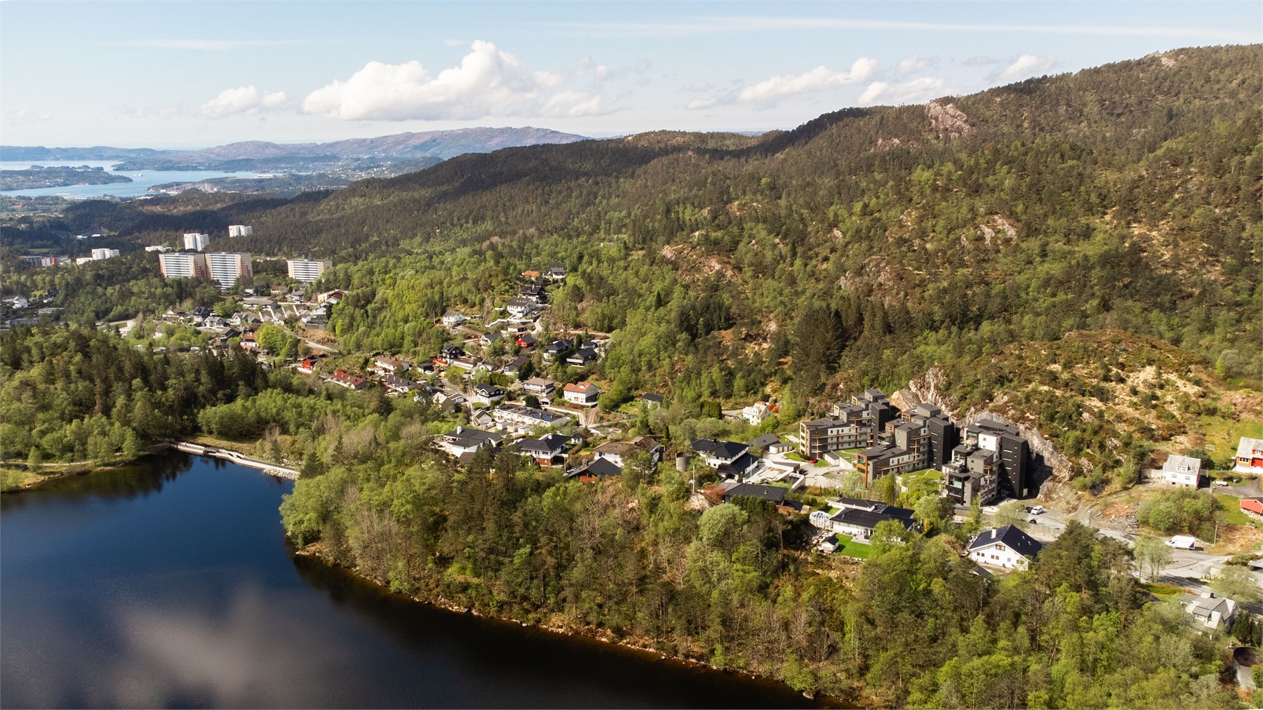 Boligen har gode kollektivforbindelser med busstopp i kort gangavstand og hyppige avganger mot både Bergen sentrum og Fyllingsdalen.