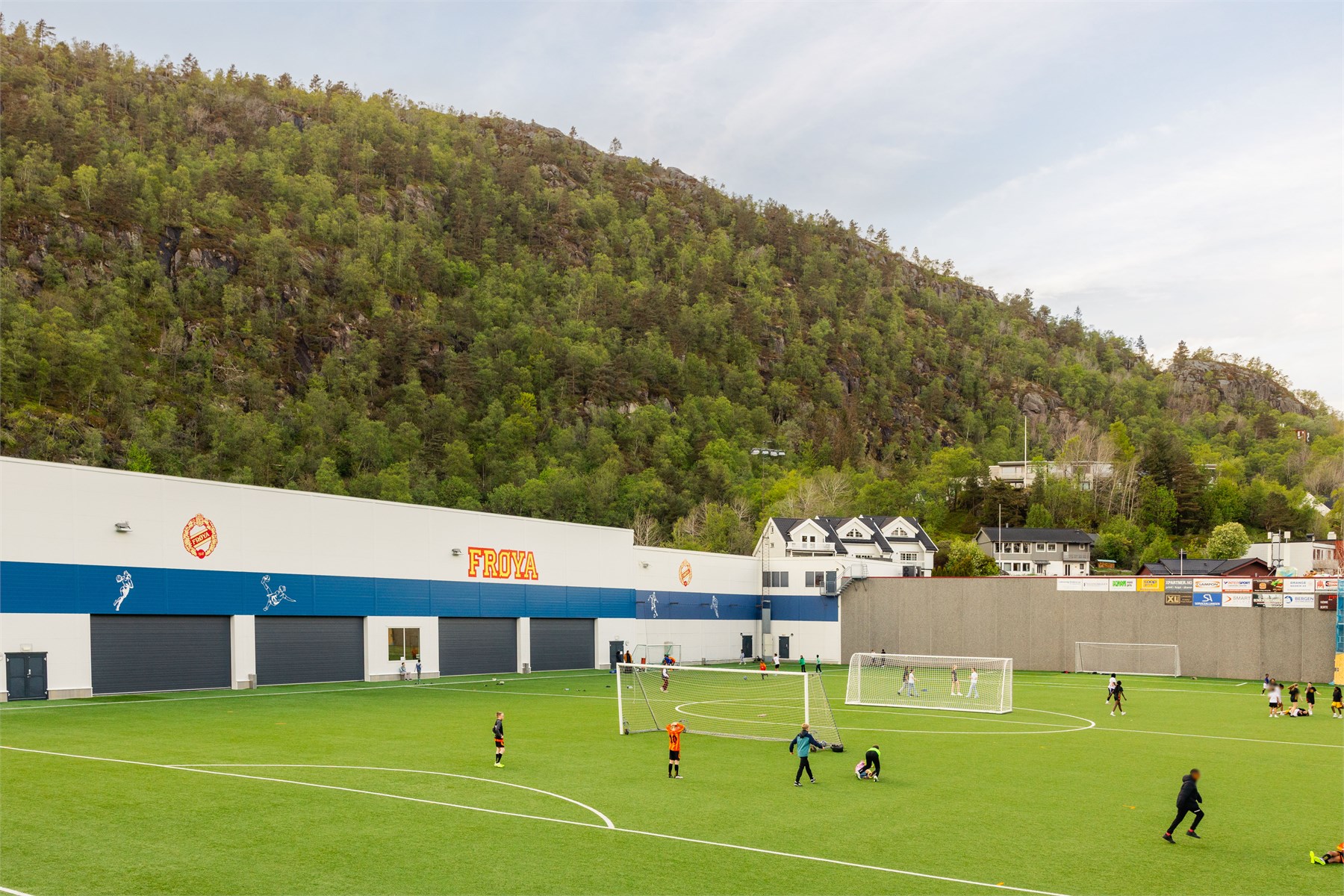 Fra boligen er det kort vei til Frøya idrettspark med fotballbaner, idrettshall og gode aktivitetstilbud for barn og unge.
