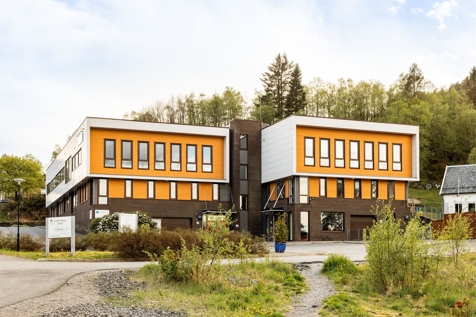 Litlafjellet barnehage som startet opp i 2009. Det er en barnehage med 8 avdelinger og plass til 172 barn. Barnehagen har gode fasiliteter, den er moderne og lyst innredet og har en flerbrukshall på ca. 350 m2. 
