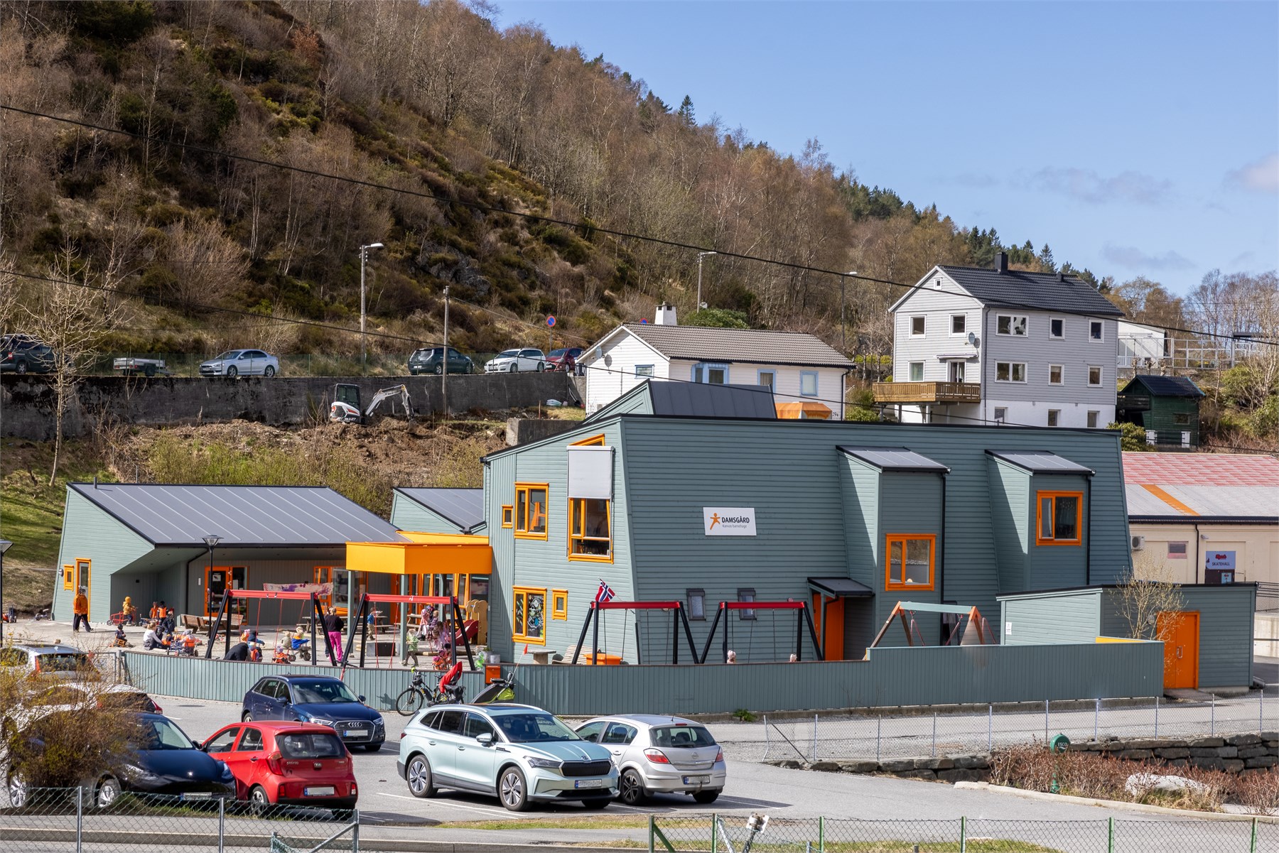I tillegg til Litlafjellet barnehage finnes også Damsgård barnehage i nærområdet, noe som gir barnefamilier flere gode valgmuligheter i området.