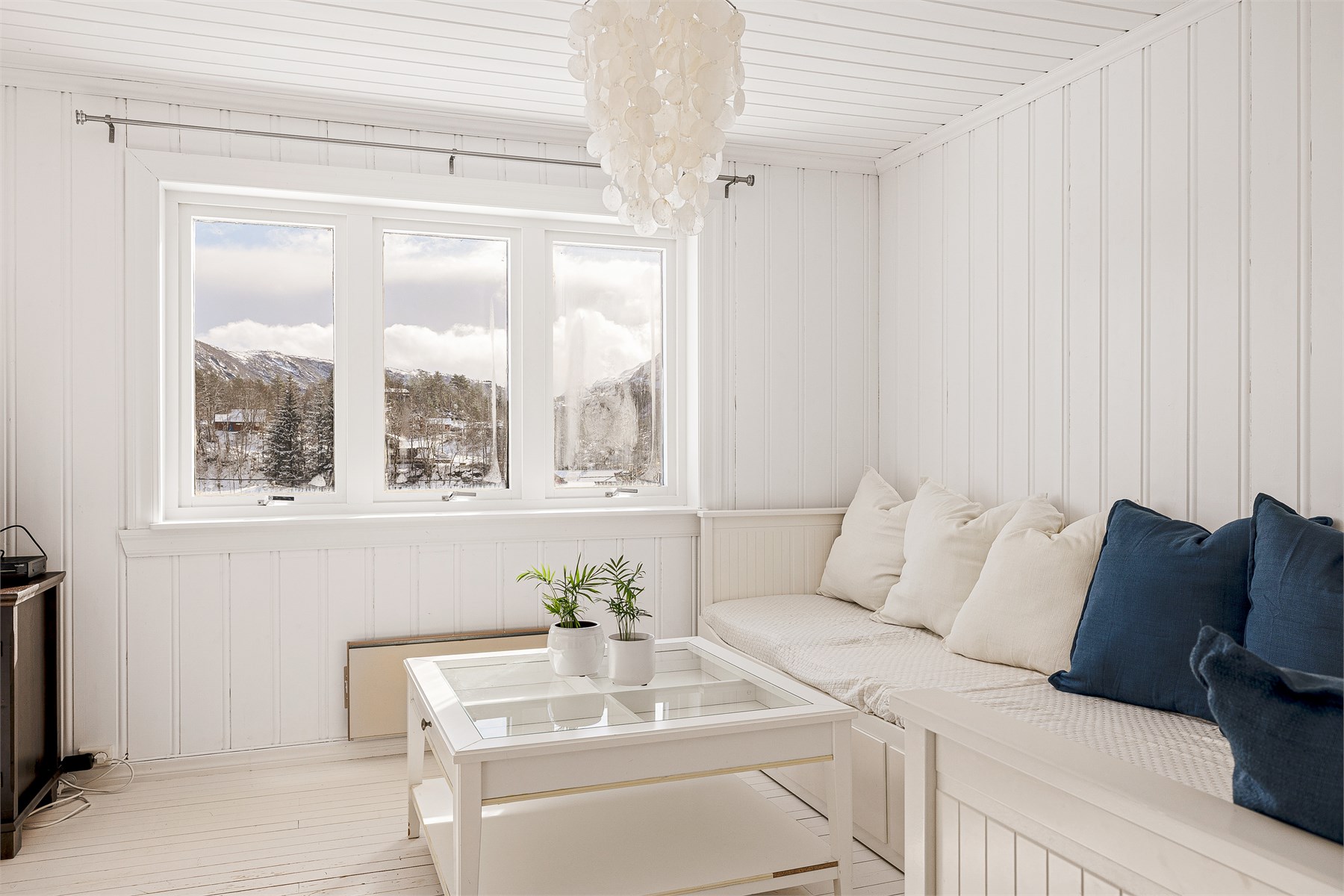 Gjennomgående for hytten er godt med lysinnslipp fra de mange vindusflatene.