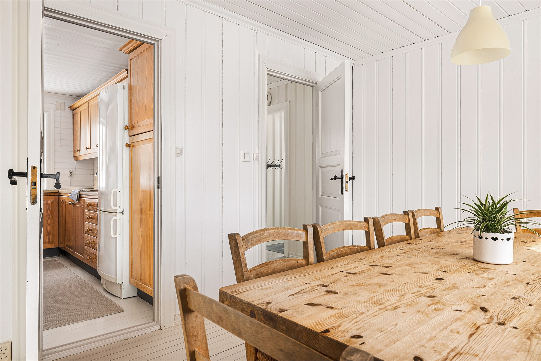 Fra spisestuen går veien videre inn på hytten sitt kjøkken.