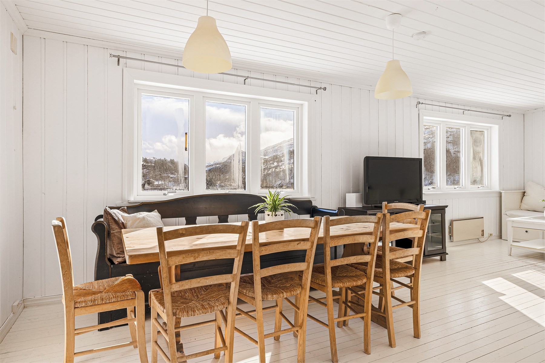 I stuen har man god plass til å invitere både venner og famile til koselige sammenkomster. 
