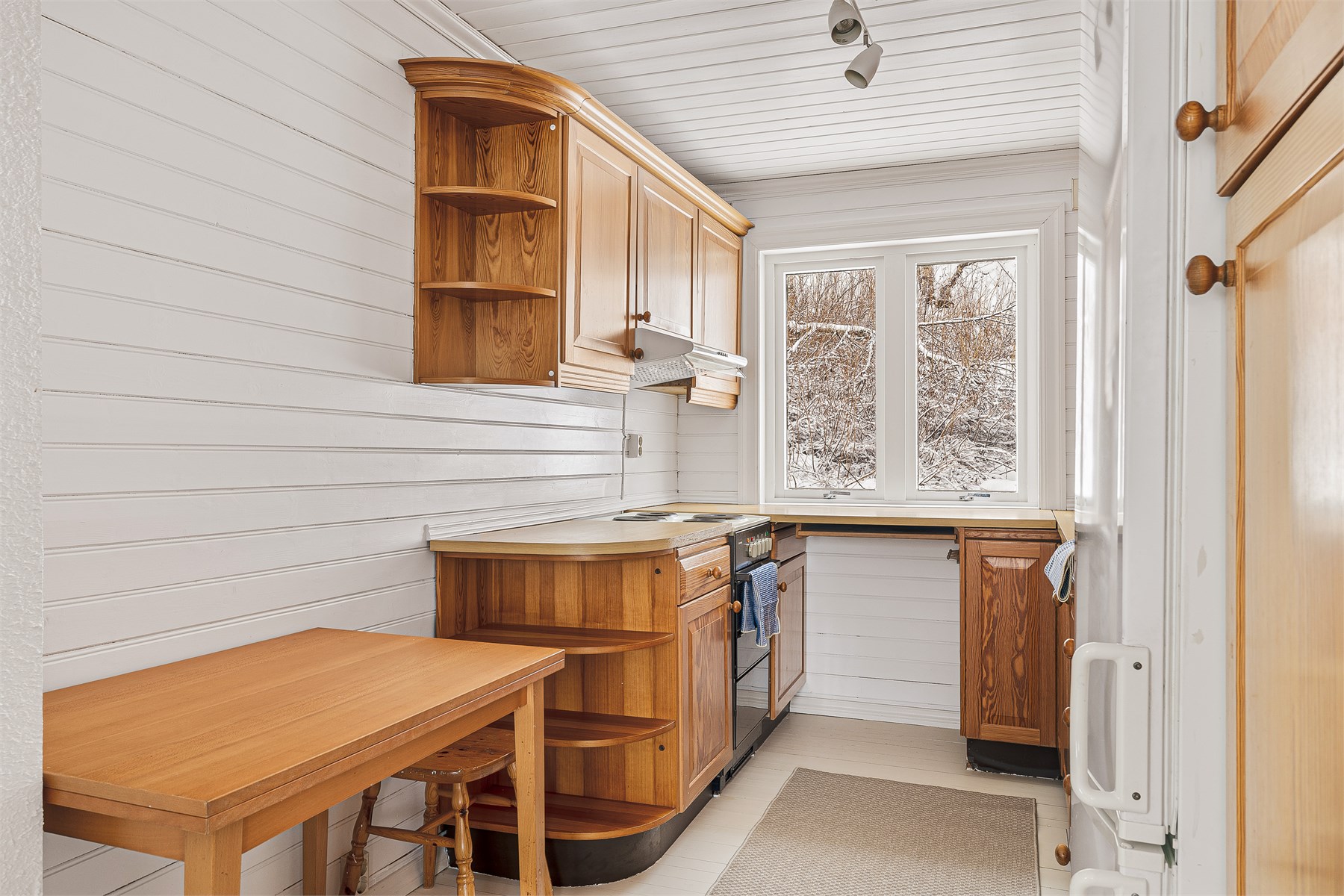 På kjøkkenet er det også plass til å innrede med et cafebord.