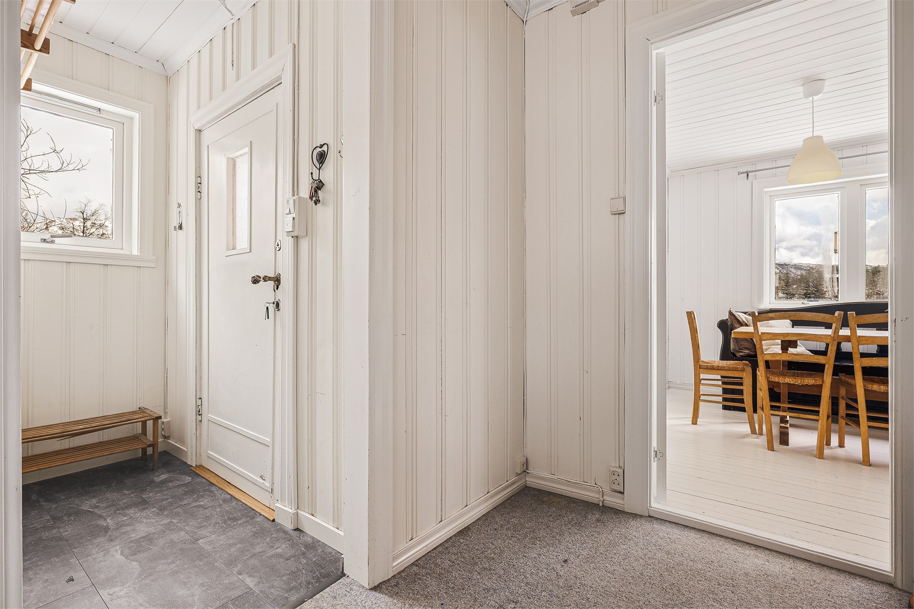 Innbydende inngangsparti med god plass til oppheng av yttertøy. 