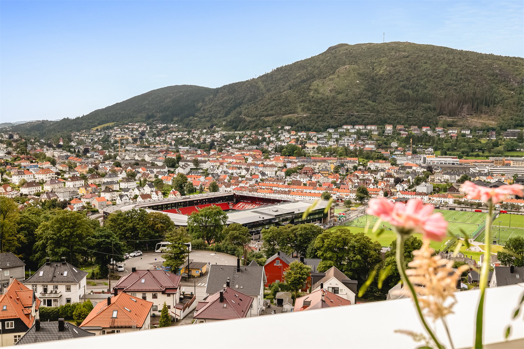 Den høye og frie beliggenheten byr på en imponerende utsikt over nærområdet, Brann Stadion og de omkringliggende byfjellene.