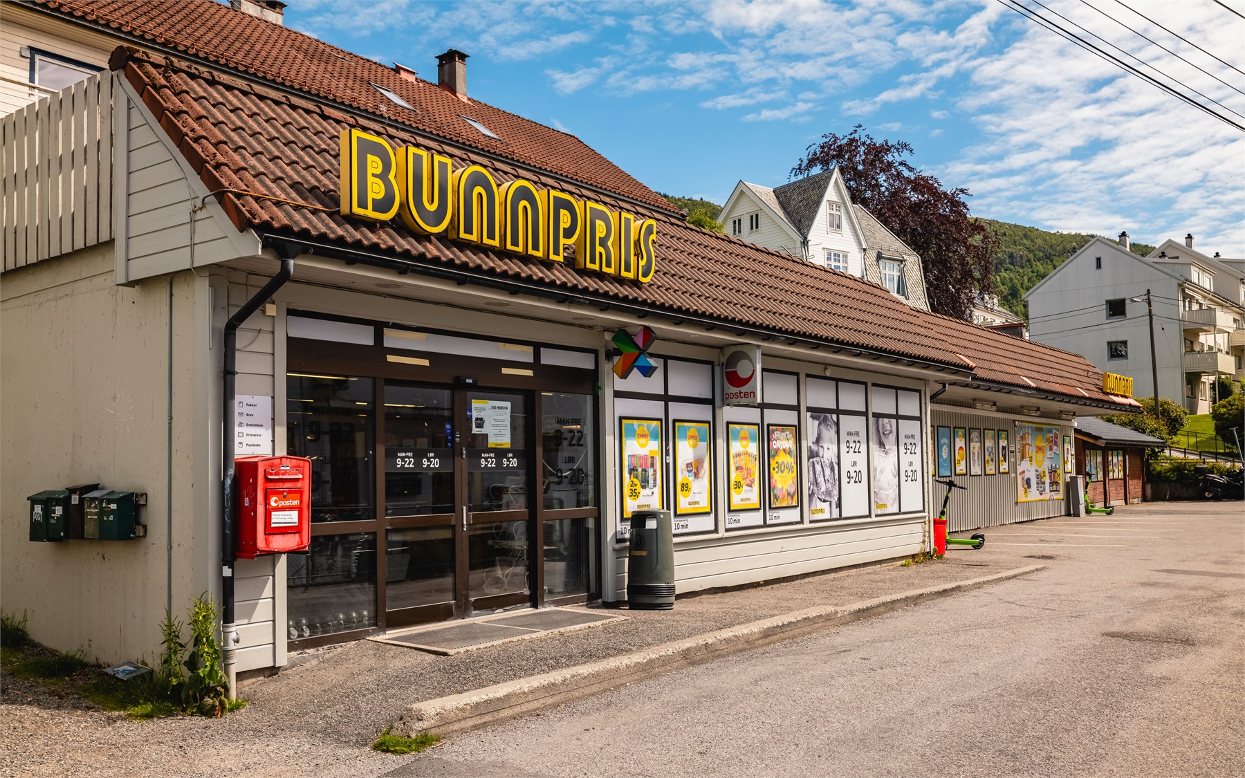 Nærmeste dagligvarebutikk ligger få minutters gange fra leiligheten. 