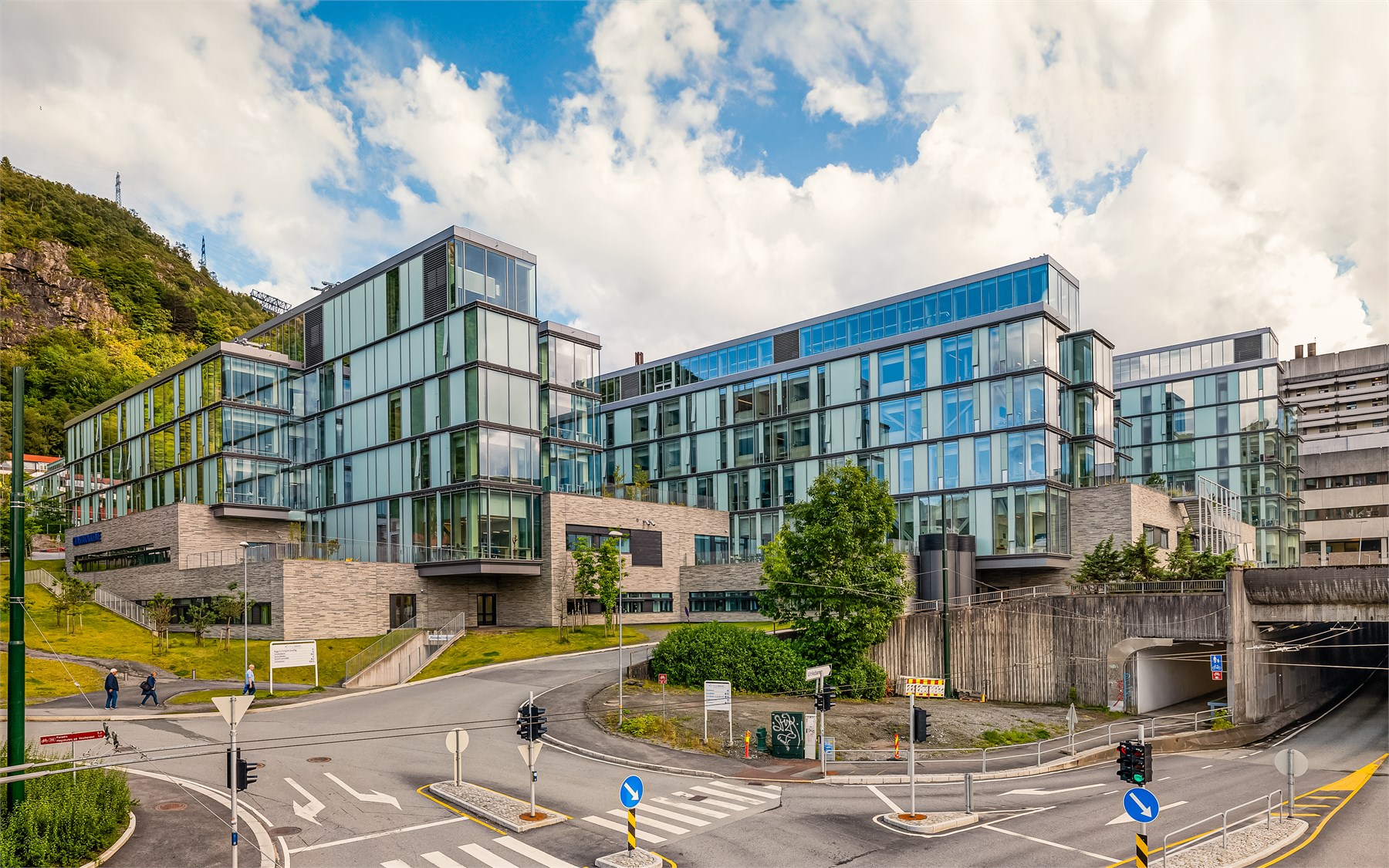 Det er også kort vei til flere av Bergens store arbeidsplasser og fagmiljøer. Haukeland universitetssjukehus, Haraldsplass Diakonale Sykehus og Odontologen ligger alle i nærområdet.