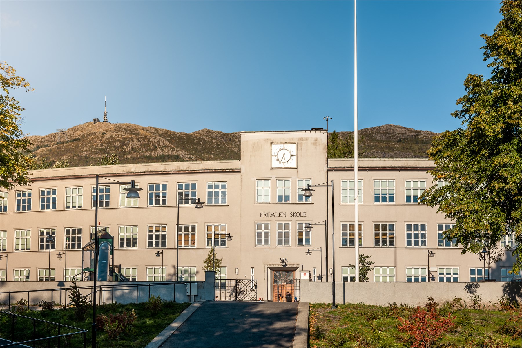 Fra leiligheten er det ca. 15 minutters gange til Fridalen skole – en praktisk kvalitet for barnefamilier og et fint supplement til områdets mange hverdagsfasiliteter.