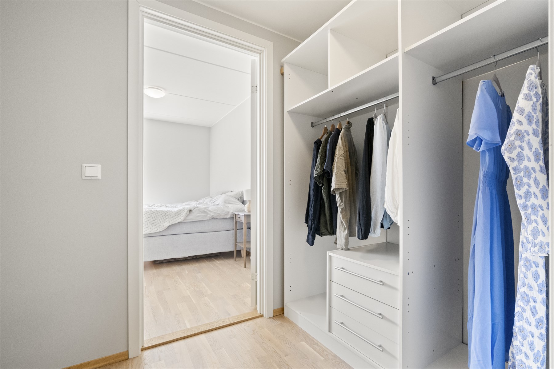 - Praktisk walk in-closet via bad/vaskerom og hovedsoverom - 