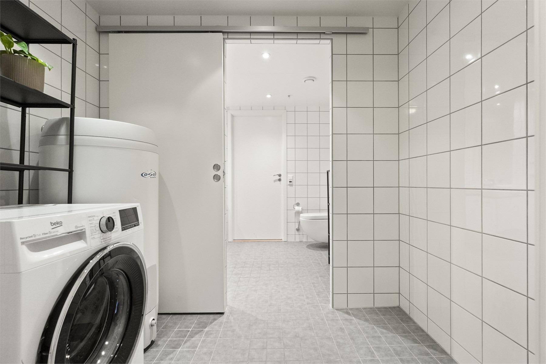 - Praktisk med enkel tilgang fra bad til vaskerom -