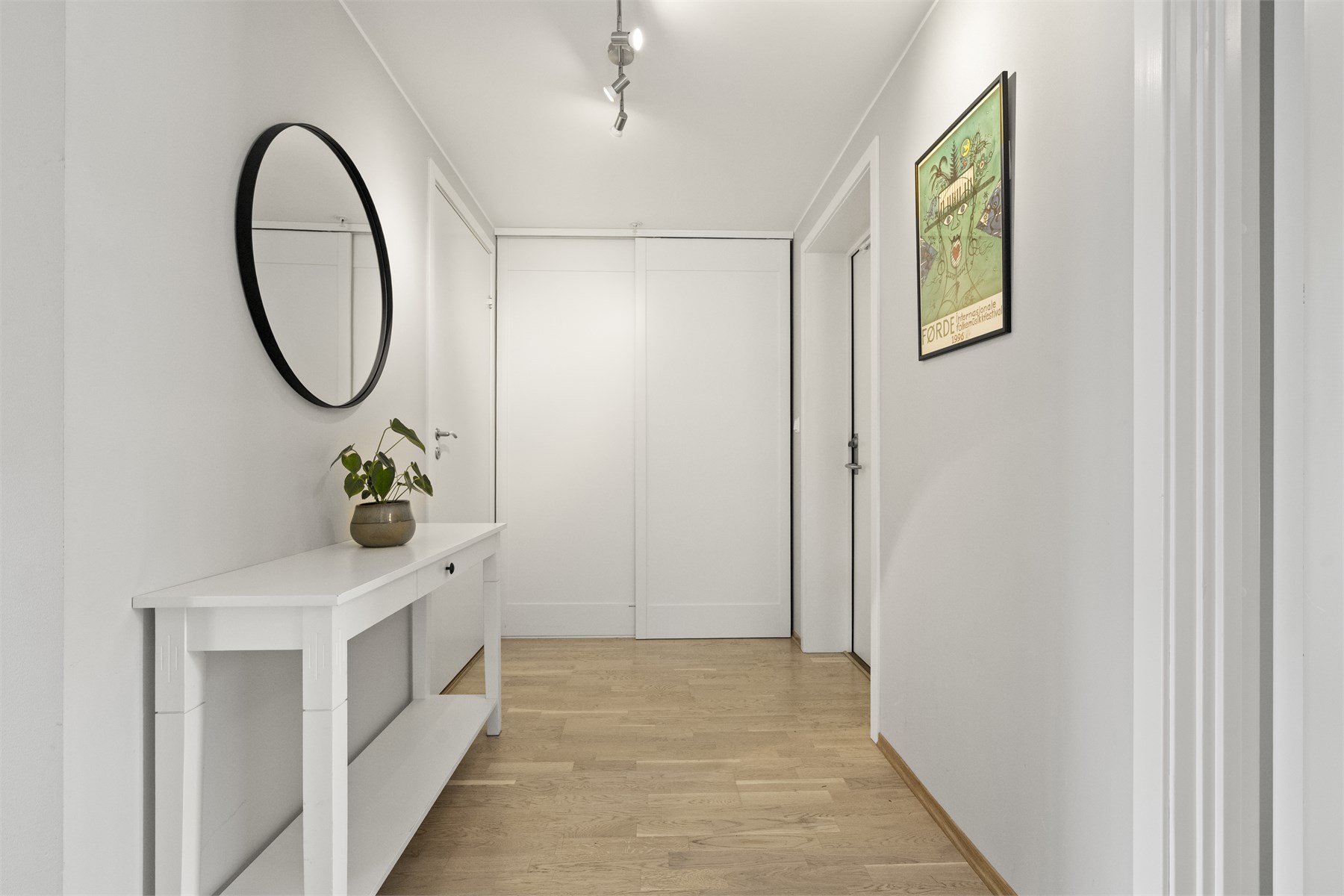 - Entrè har stor skyvedørsgarderobe - praktisk til å skjule jakker og sko -