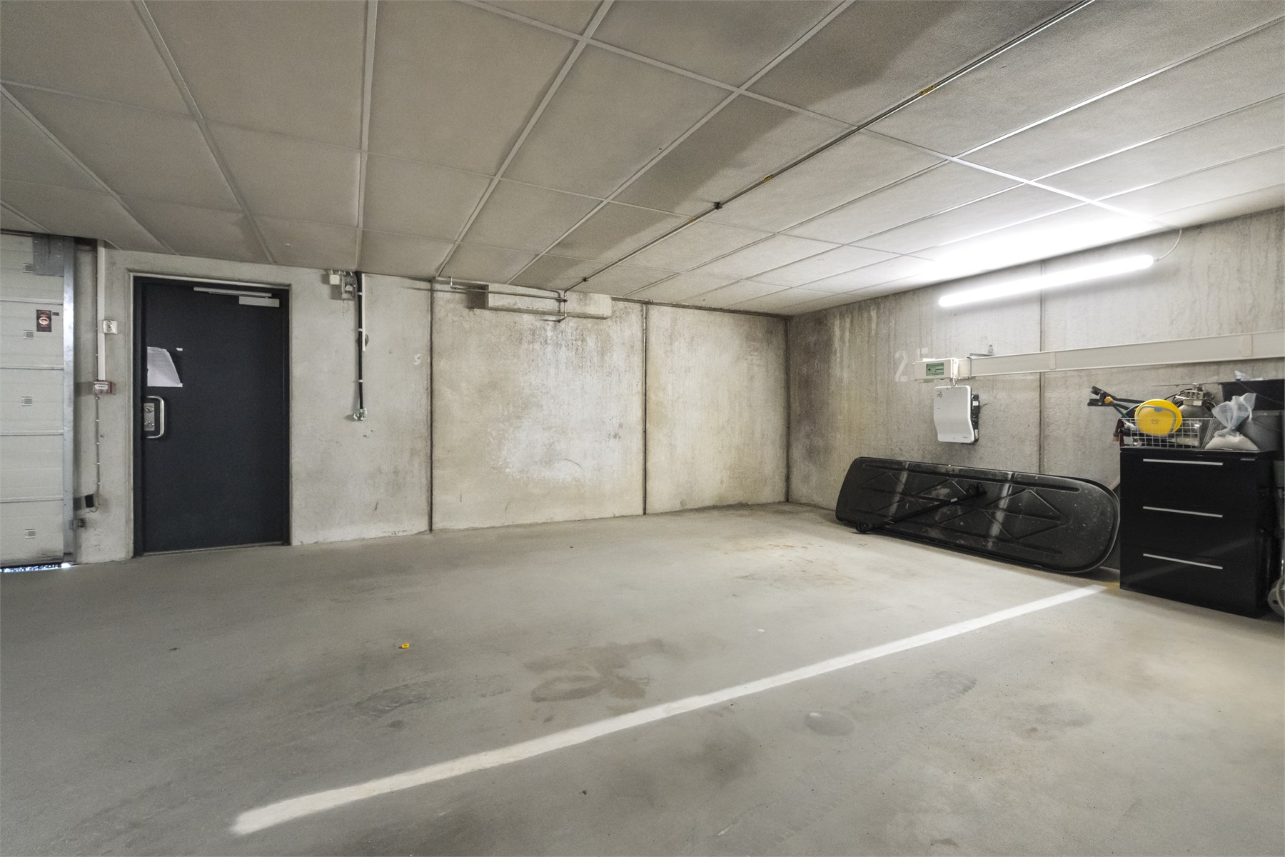 - Seksjonen har fast parkering i kjeller med installert elbil lader. Det er også egen bod i fellesareal på 5m2 - 