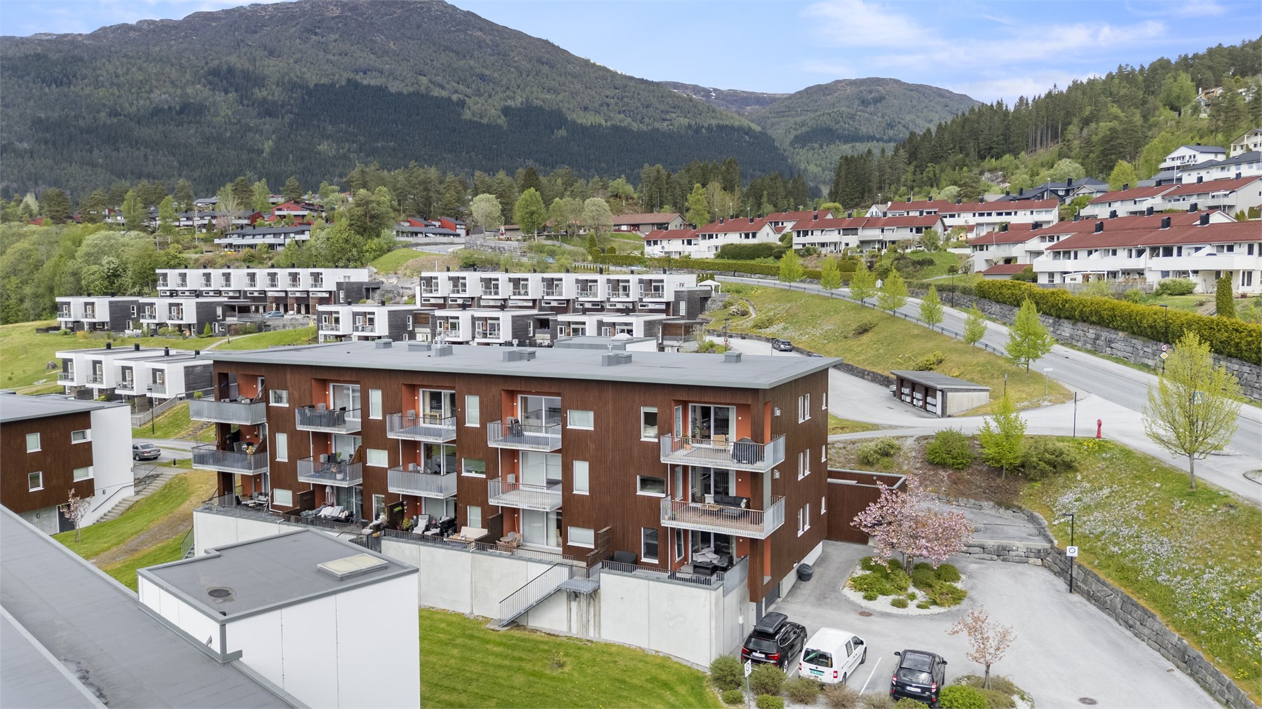 - Til tross for at en bor sentralt har en naturen i umiddelbar nærhet. Det er bla. kort vei til Dagsturhytten og Viefjellet -