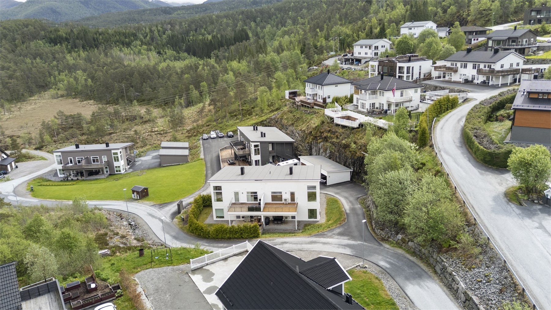 - Det er ca. 5 min med bil til Naustdal sentrum med barnehager, skole, helsetun, dagligvarebutikk og badestrand -