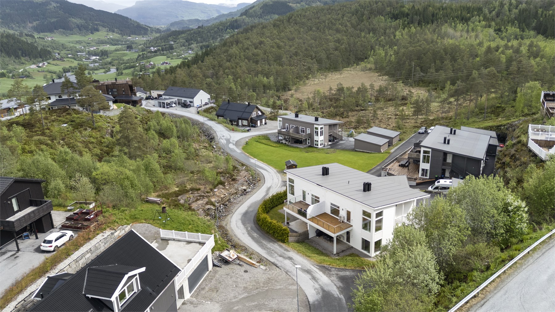 - Det er fine turmuligheter i område, samt kort vei til lekeplass for de minste - 