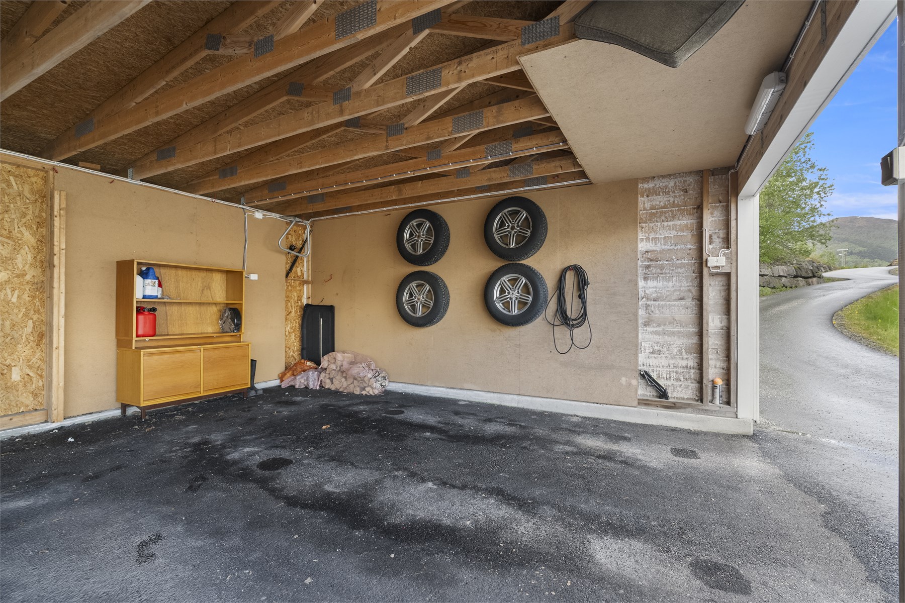 - Seksjonen har tilhørende carport med utebod på ca 5m2 - 