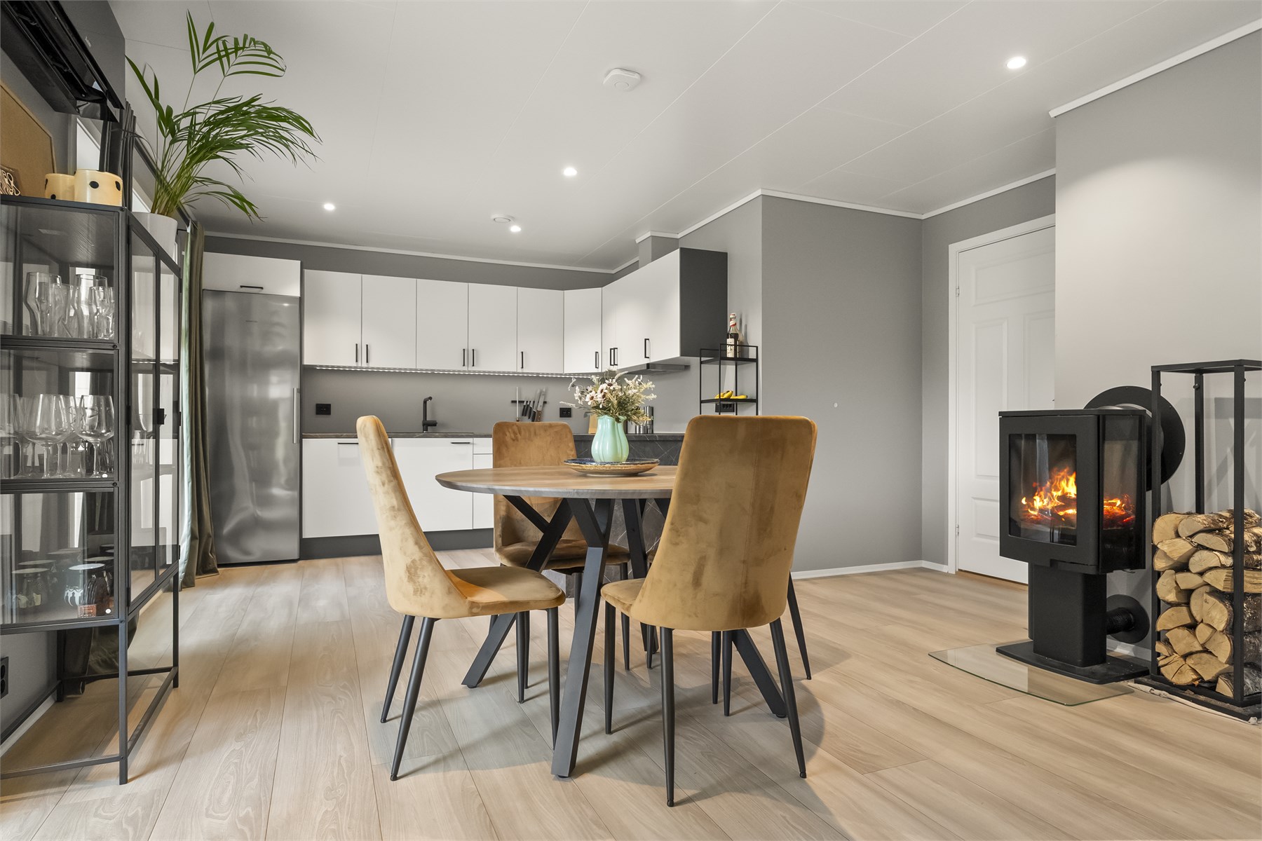  - Leiligheten har gjennomgående moderne standard med 1-stavs laminat på gulv -