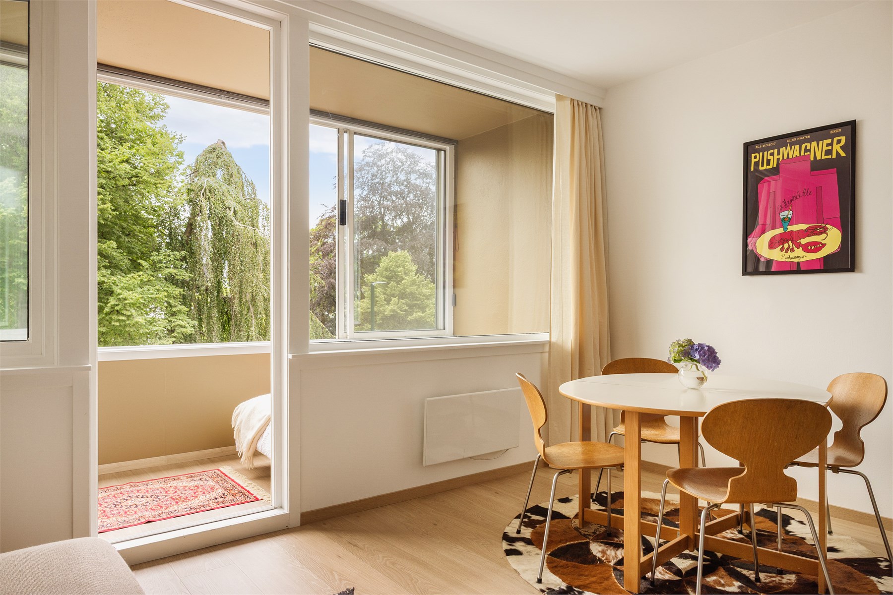 Kalfarveien 22 er et veletablert borettslag bestående av 28 leiligheter. Bygget har heis, noe som gir enkel adkomst til boligen i 3. etasje og bidrar til en komfortabel hverdag.