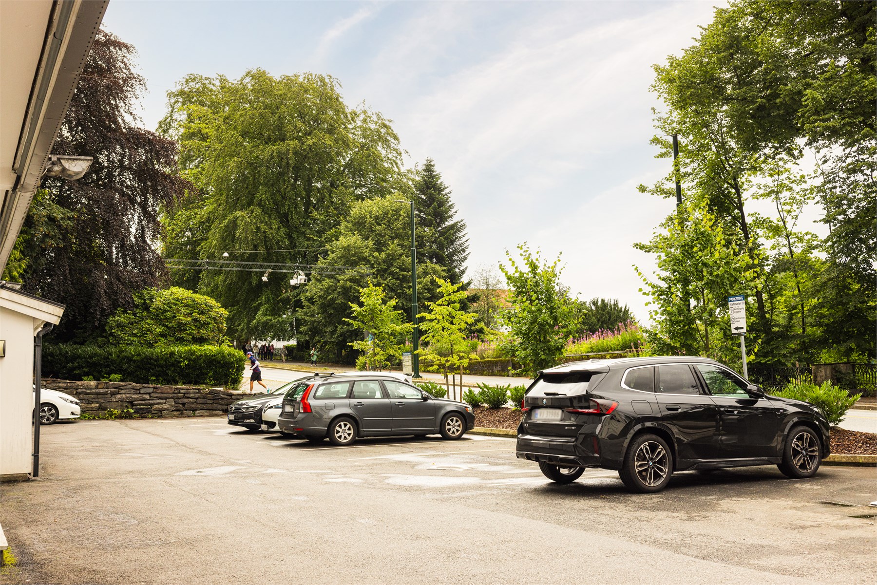 Mulighet for parkering på borettslagets felles parkeringsplasser etter "førstemann-til-mølla-prinsippet"; et attraktivt tillegg på en så sentral adresse.