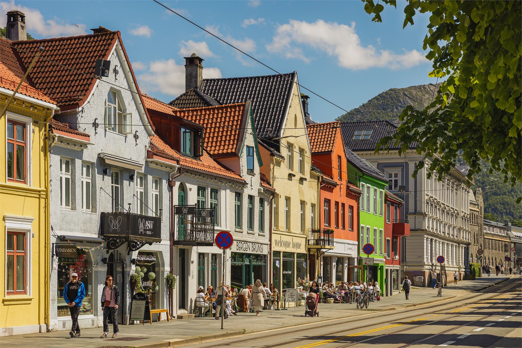 Bybanen nås enkelt fra boligen og gir gode forbindelser videre til blant annet sentrum, Haukeland, Fyllingsdalen og Bergen lufthavn. Et praktisk kollektivtilbud for både jobb, studier og fritid.