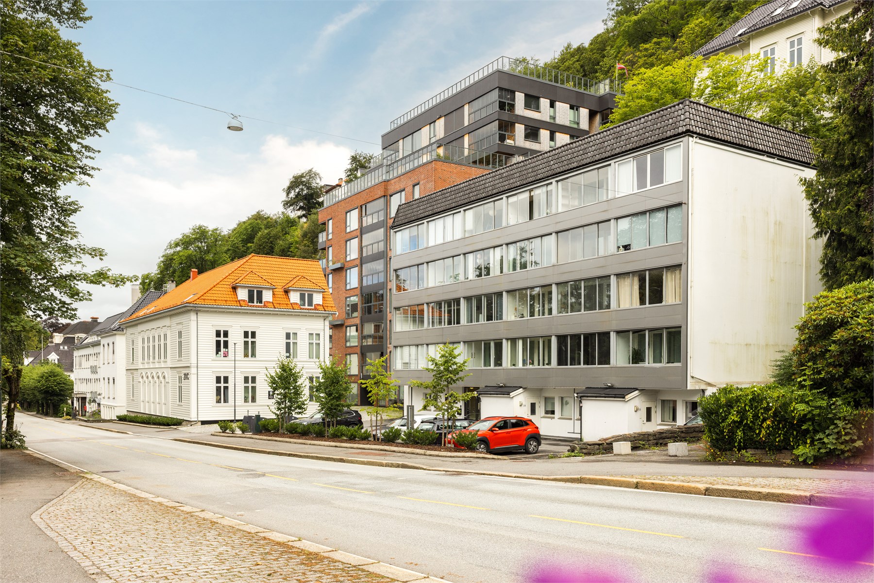 Bergen sentrum ligger kun en kort spasertur unna, og fra Kalfarveien 22 kan du enkelt gå til byens butikker, serveringssteder, kulturtilbud og kollektivknutepunkter.