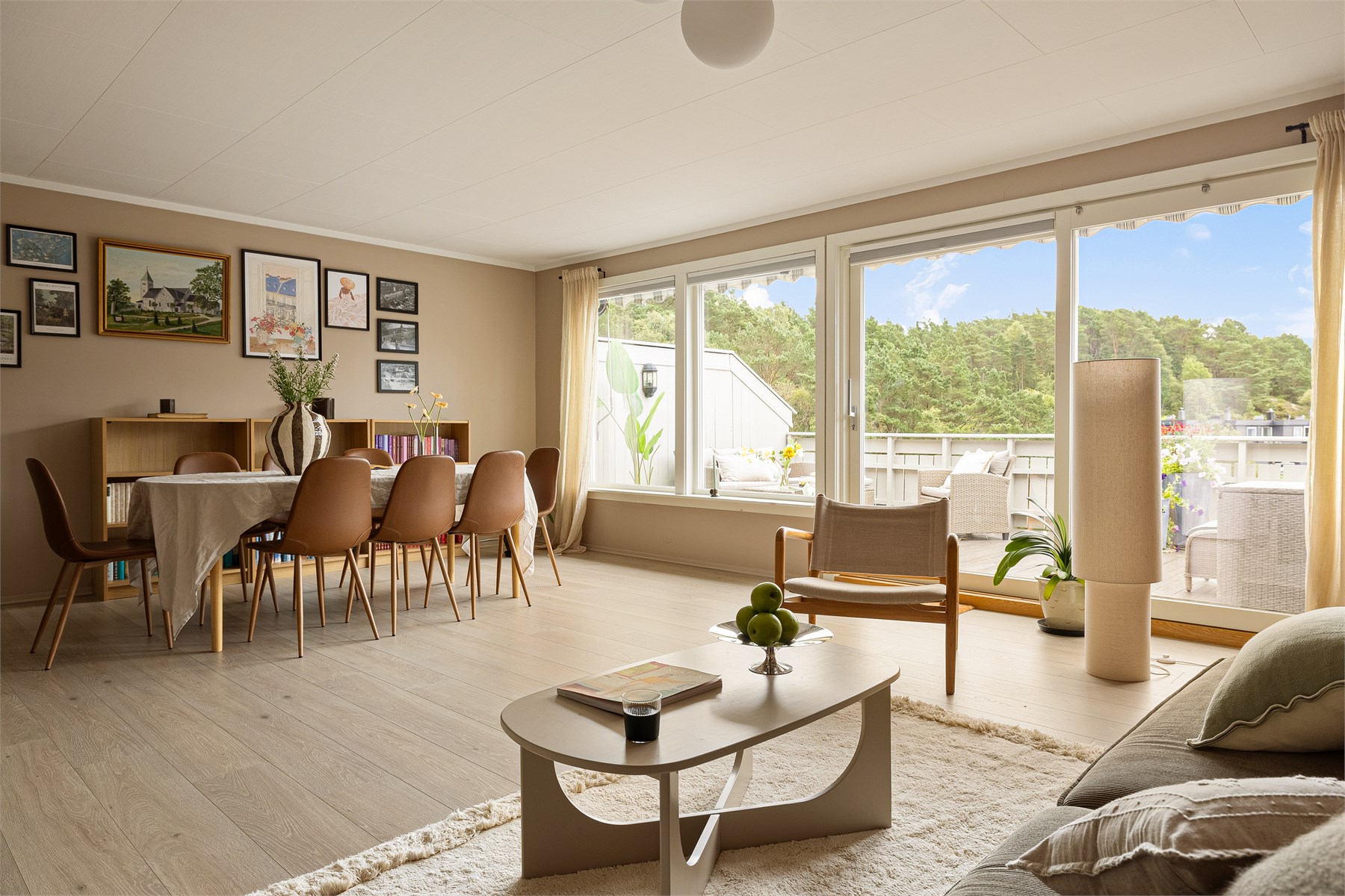 Her er det god plass til både sofagruppe og en romslig spiseavdeling – perfekt når familie og venner samles.