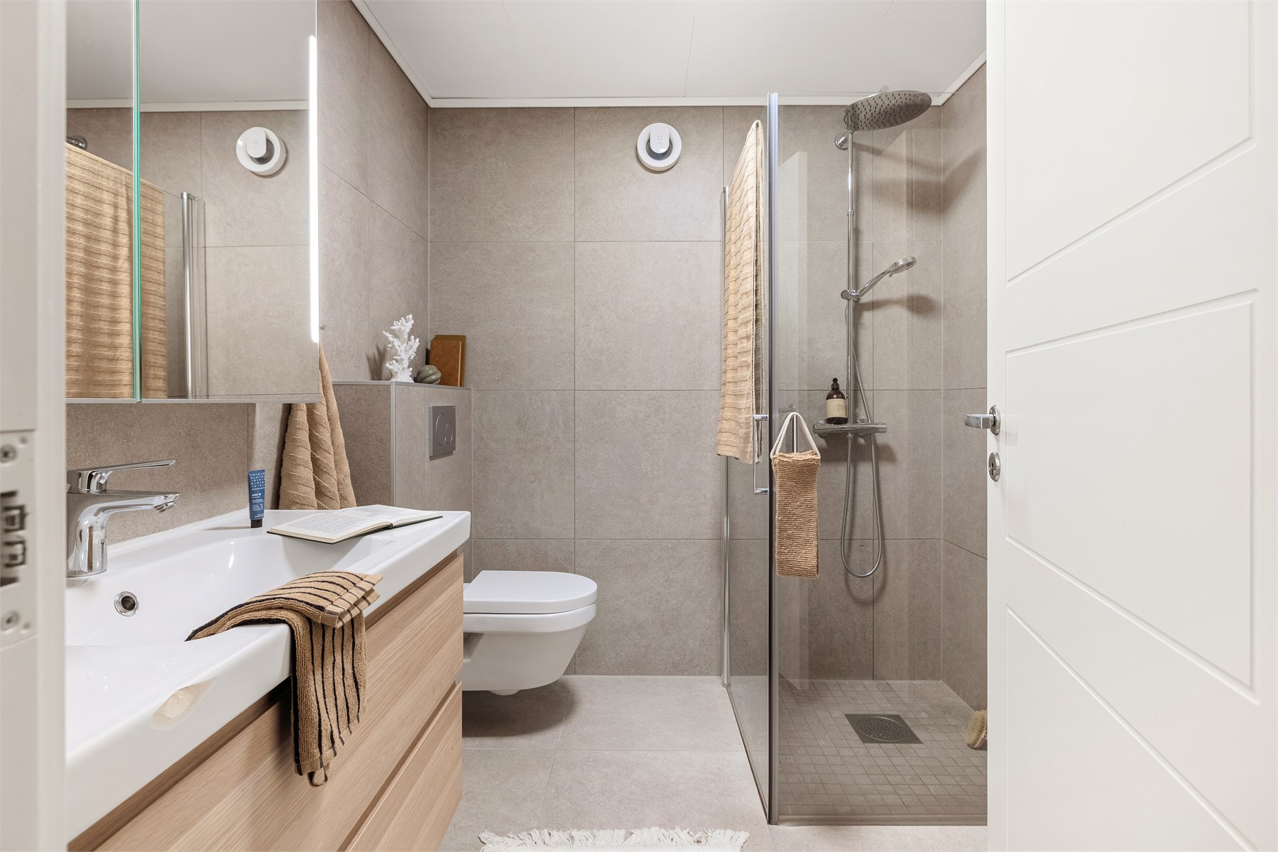 Badet ble totalrenovert i 2023 og fremstår moderne og delikat med tidsriktige fliser og stilrene løsninger.