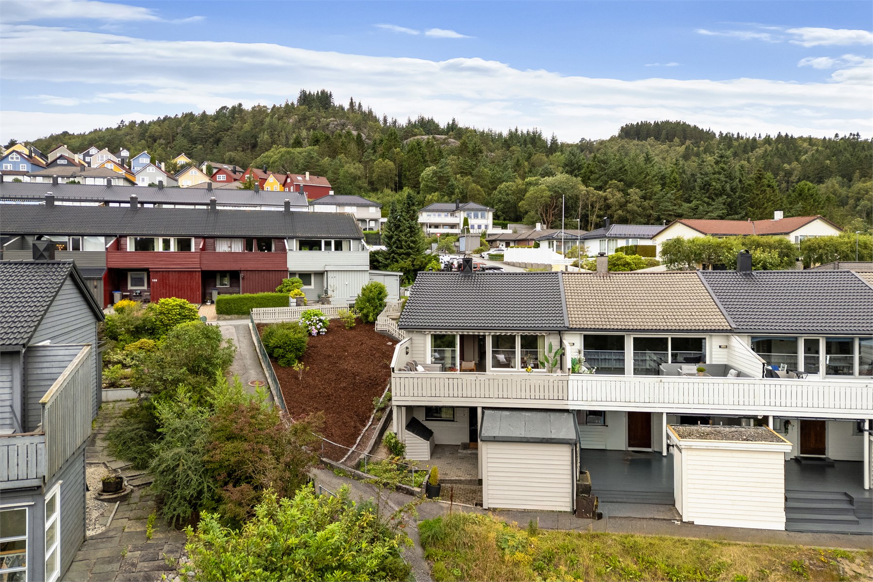 Boligen ligger fint til som enderekkehus med opparbeidede uteområder og grøntarealer rundt. Her bor man luftig og tilbaketrukket, samtidig som hverdagens servicetilbud er like i nærheten.