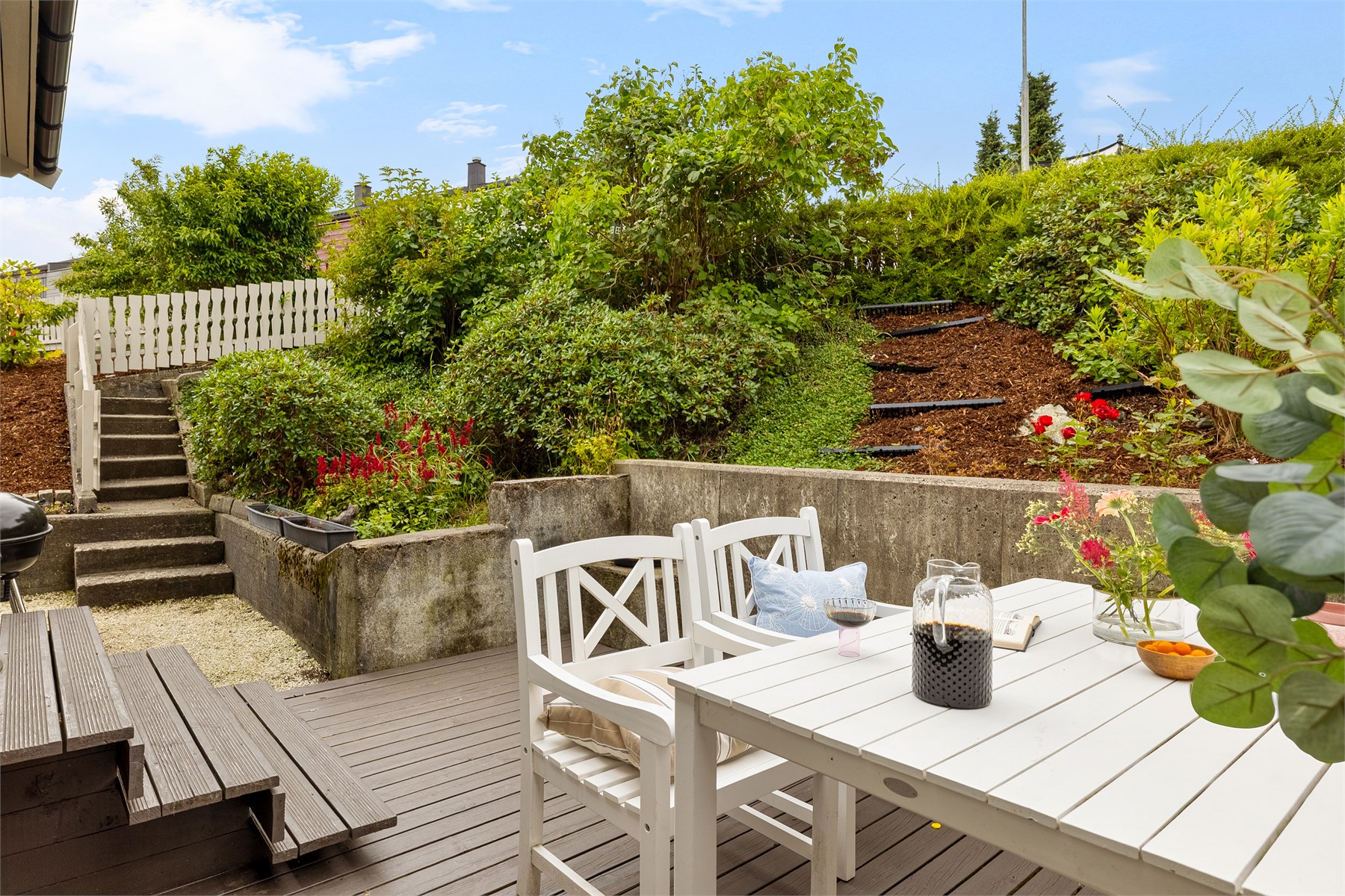 Her ligger alt til rette for lange sommermåltider. Selger opplyser at solen følger utearealene rundt huset gjennom store deler av dagen.