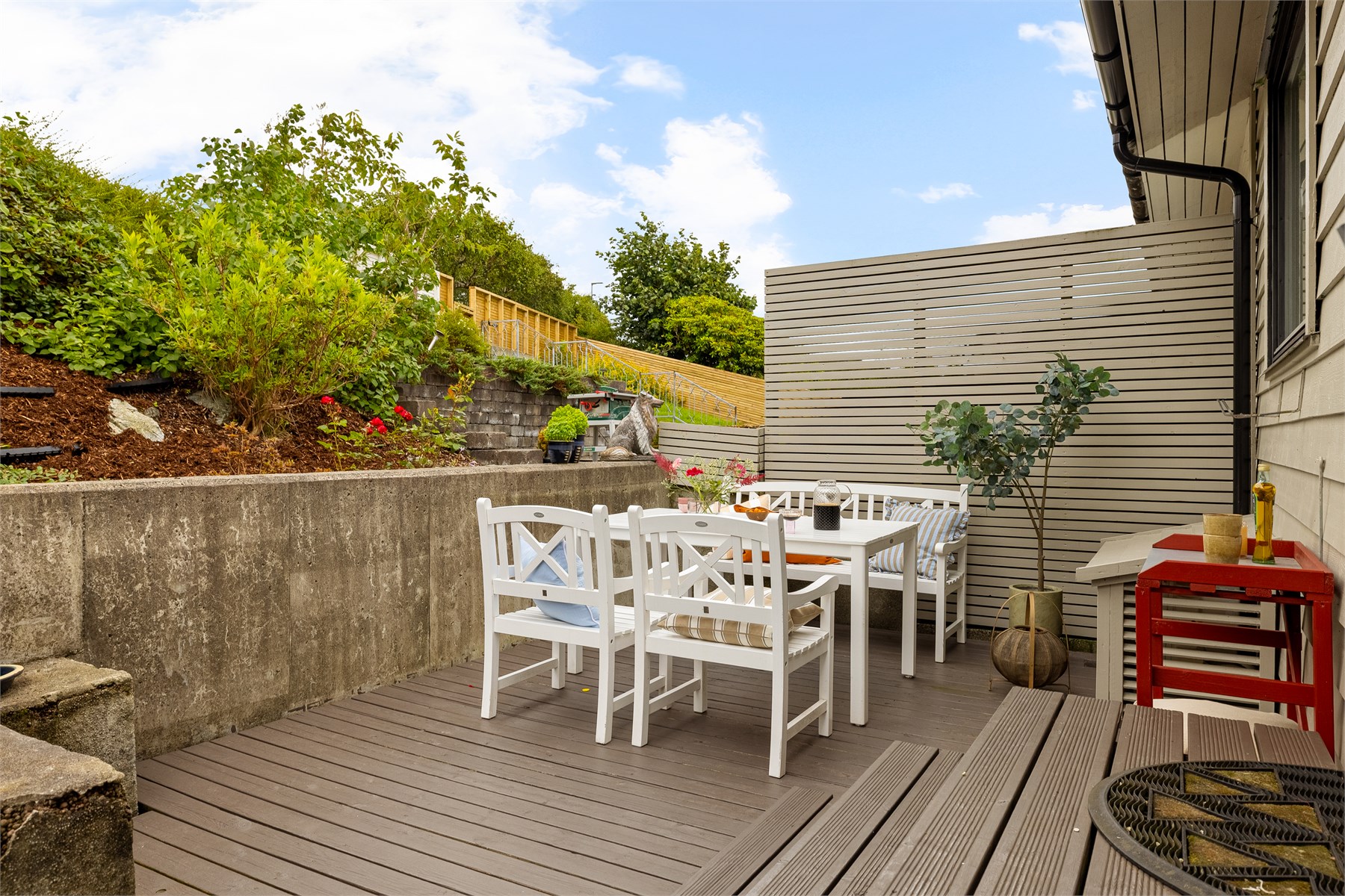 Fra kjøkkenet er det utgang til en egen terrasse på 15,6 m² – en perfekt plass til å nyte måltidene utendørs på fine dager.