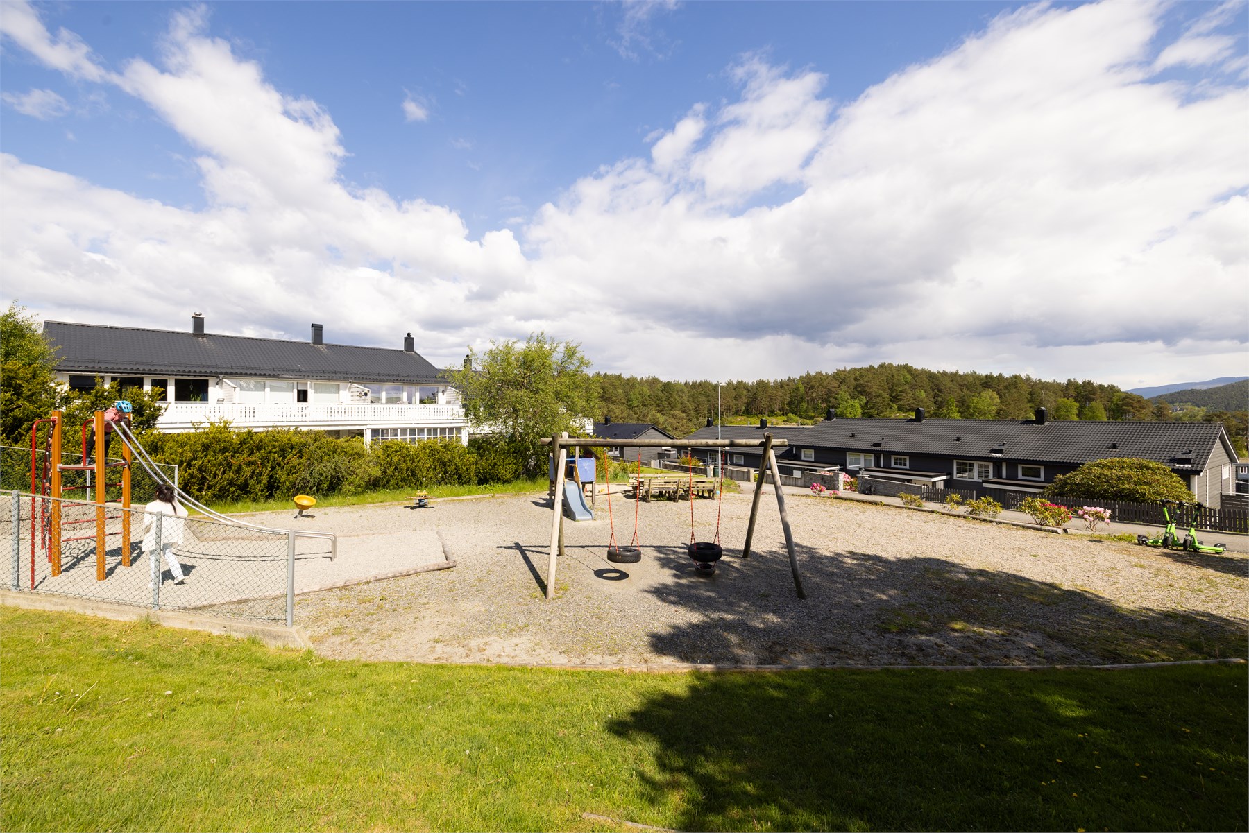 Barnevennlige omgivelser med lekeplass i nærheten – et stort pluss for småbarnsfamilien.