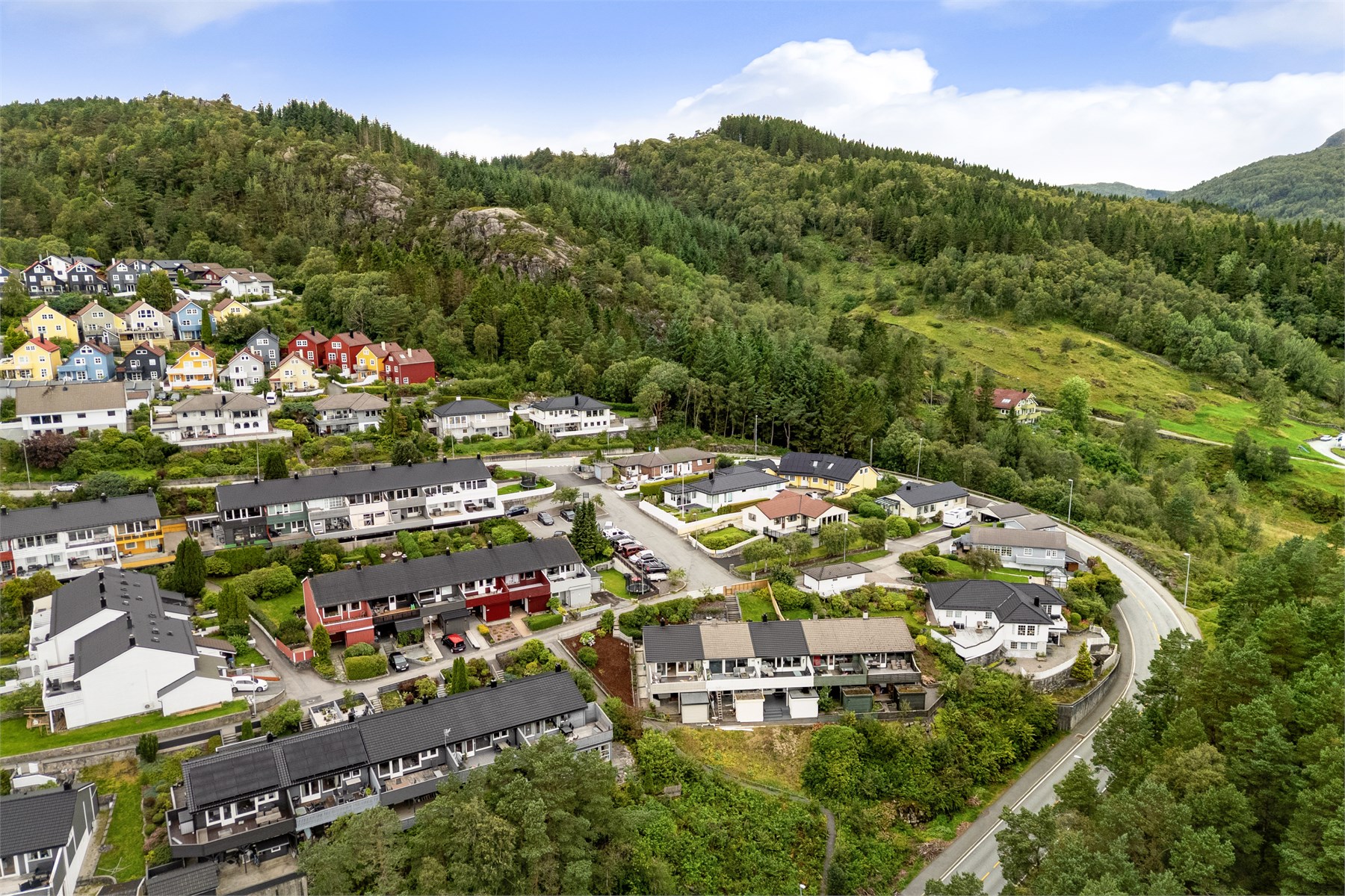 Flotte turområder finnes nærmest rett utenfor døren. Selger trekker særlig frem Geitanuken og skogsområdene like bak boligen.