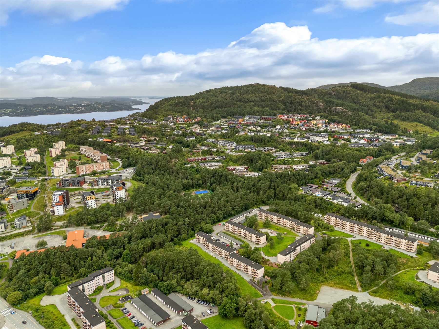 Et etablert og hyggelig boligområde med kort vei til skoler, barnehager, aktivitetstilbud og servicetilbud.