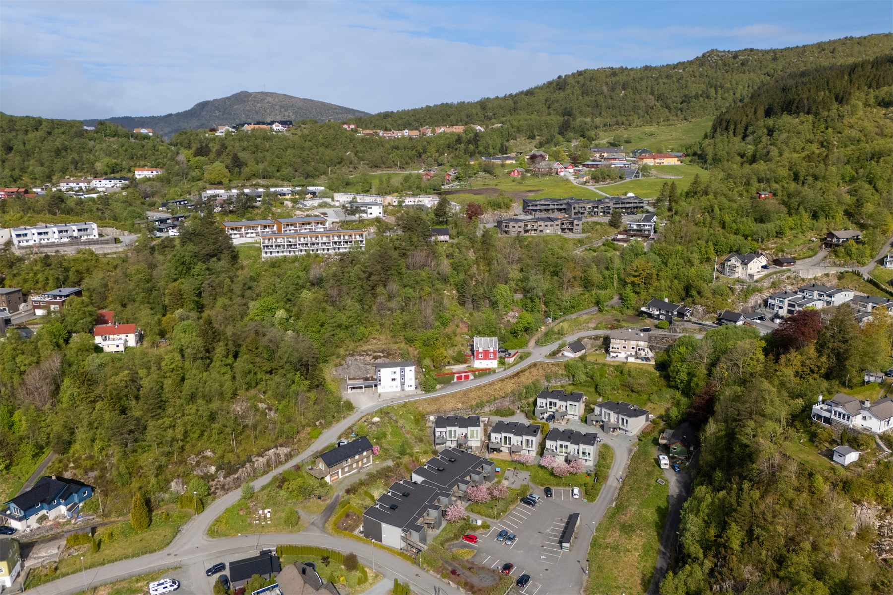Tomtene ligger i naturskjønne omgivelser m/ flotte turområder 