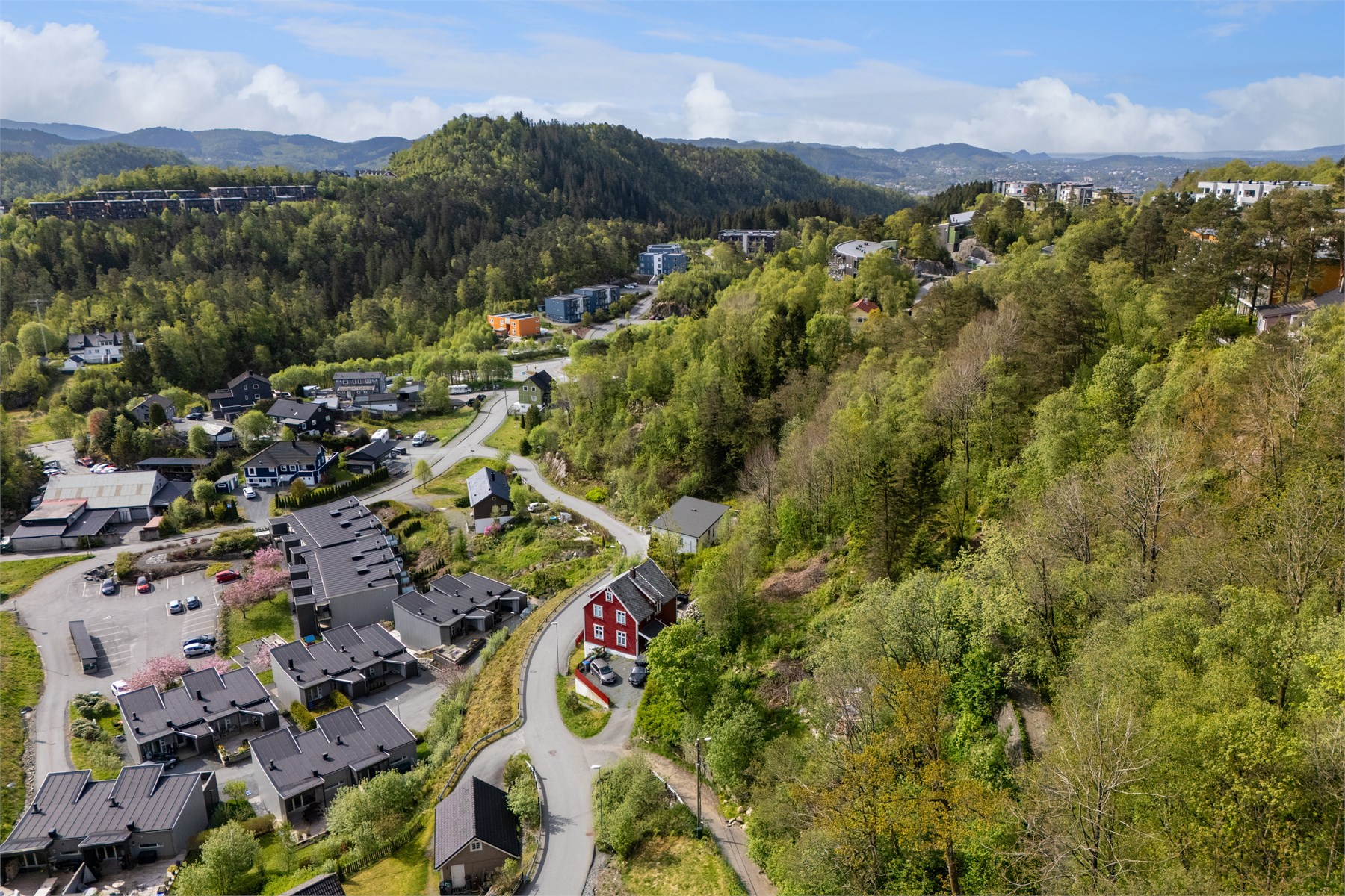 Tomtene er regulert til boligbebyggelse - frittliggende småhusbebyggelse.
