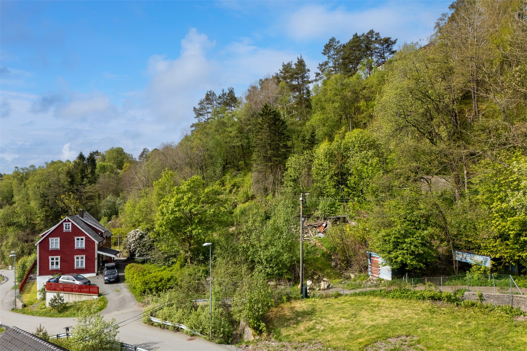 Tomtene ligger sentralt i fine og etablerte omgivelser, men samtidig tett på flotte naturopplevelser i et populært boligområde i Sædalen.