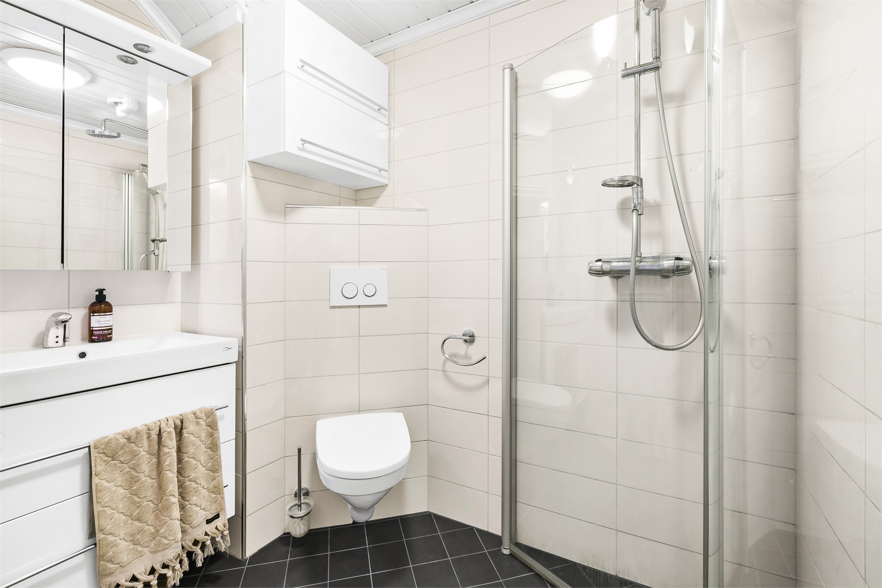 - Badet på loft er renovert i 2009/2010 i lys og helfliset utførelse -