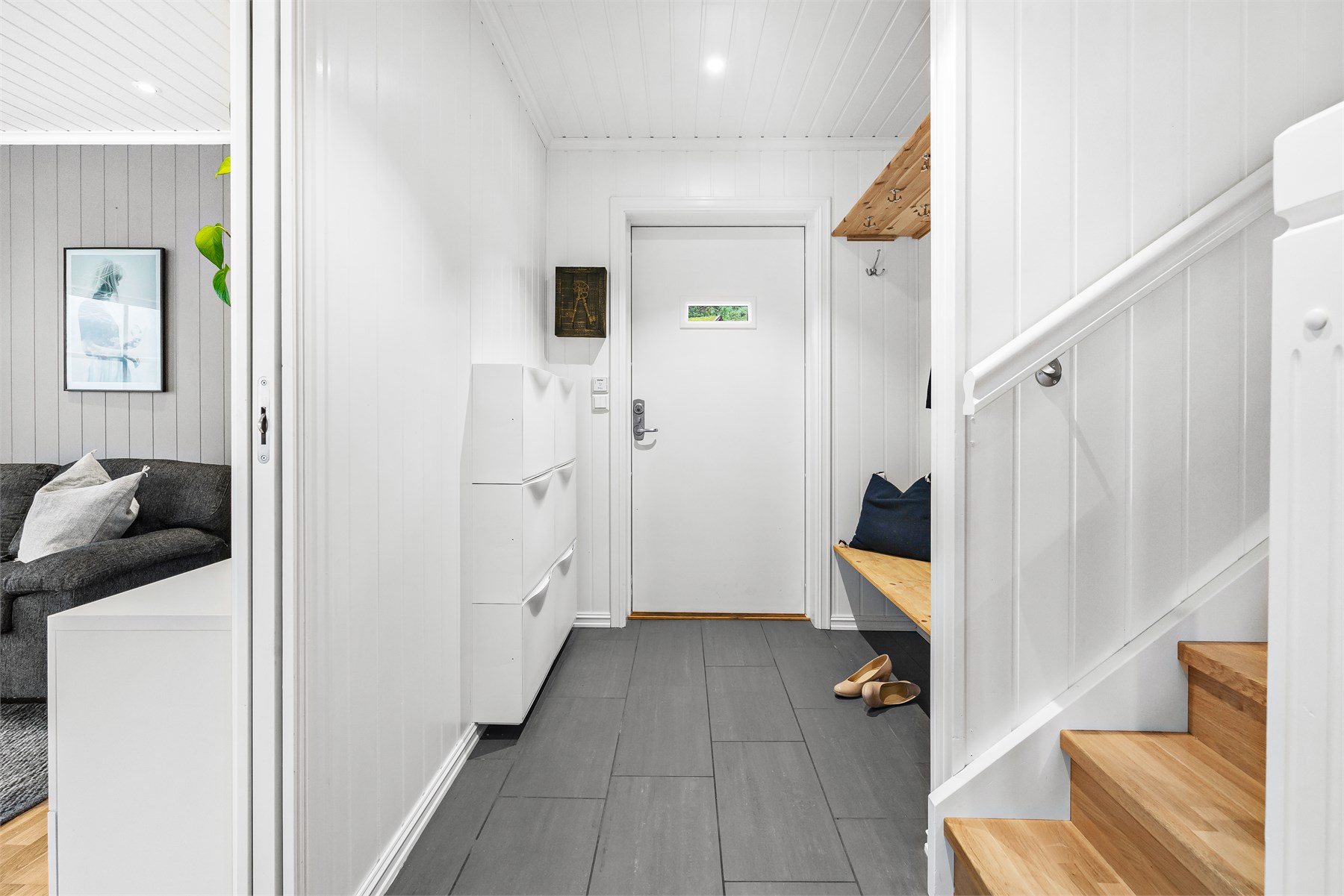 - Flislagt entrè med gode innredningsmuligheter- 