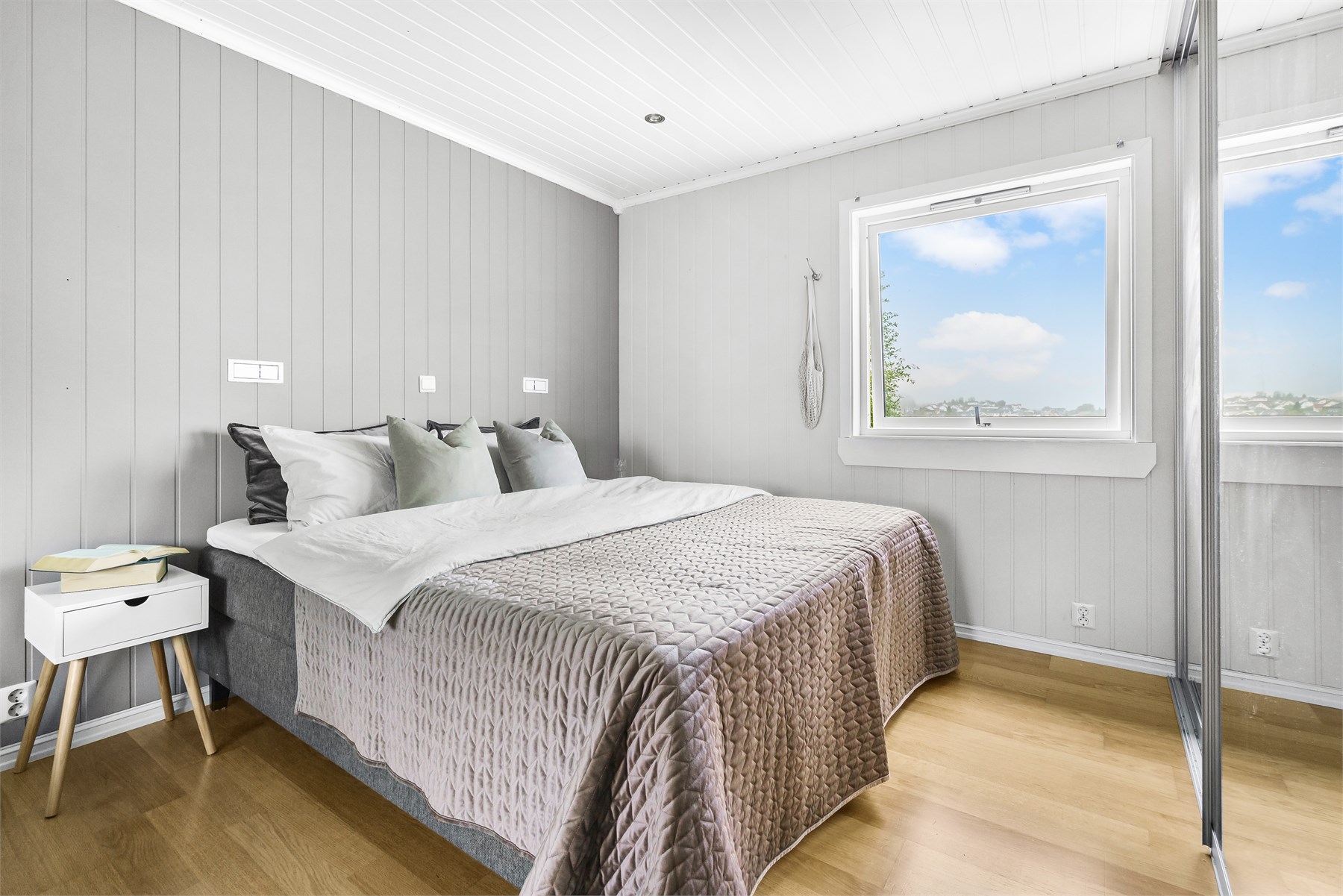 - Soverom med skyvedørsgarderobe i 1. etg - 