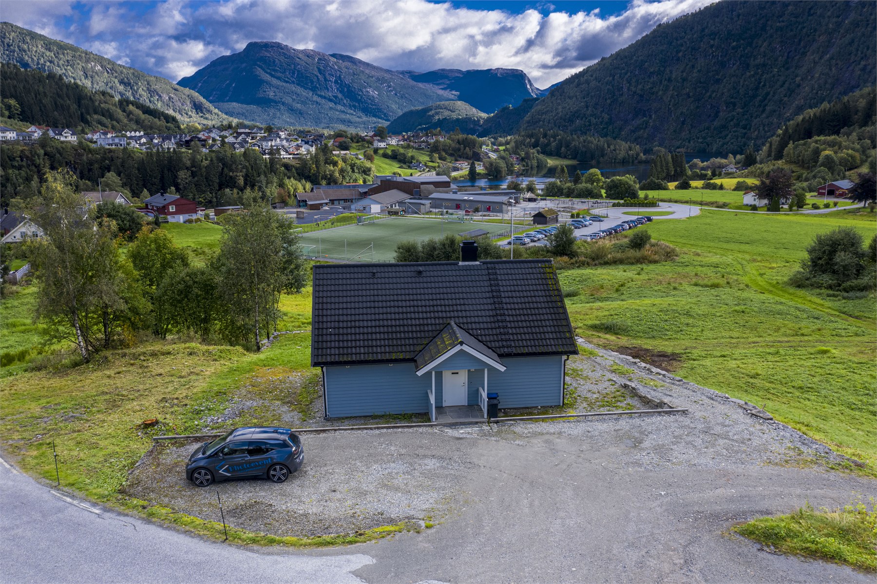 - Eiendommen har enkel adkomst og god parkeringsdekning på tunet. Det er også plass til å bygge garasje/carport (søknadspliktig). 