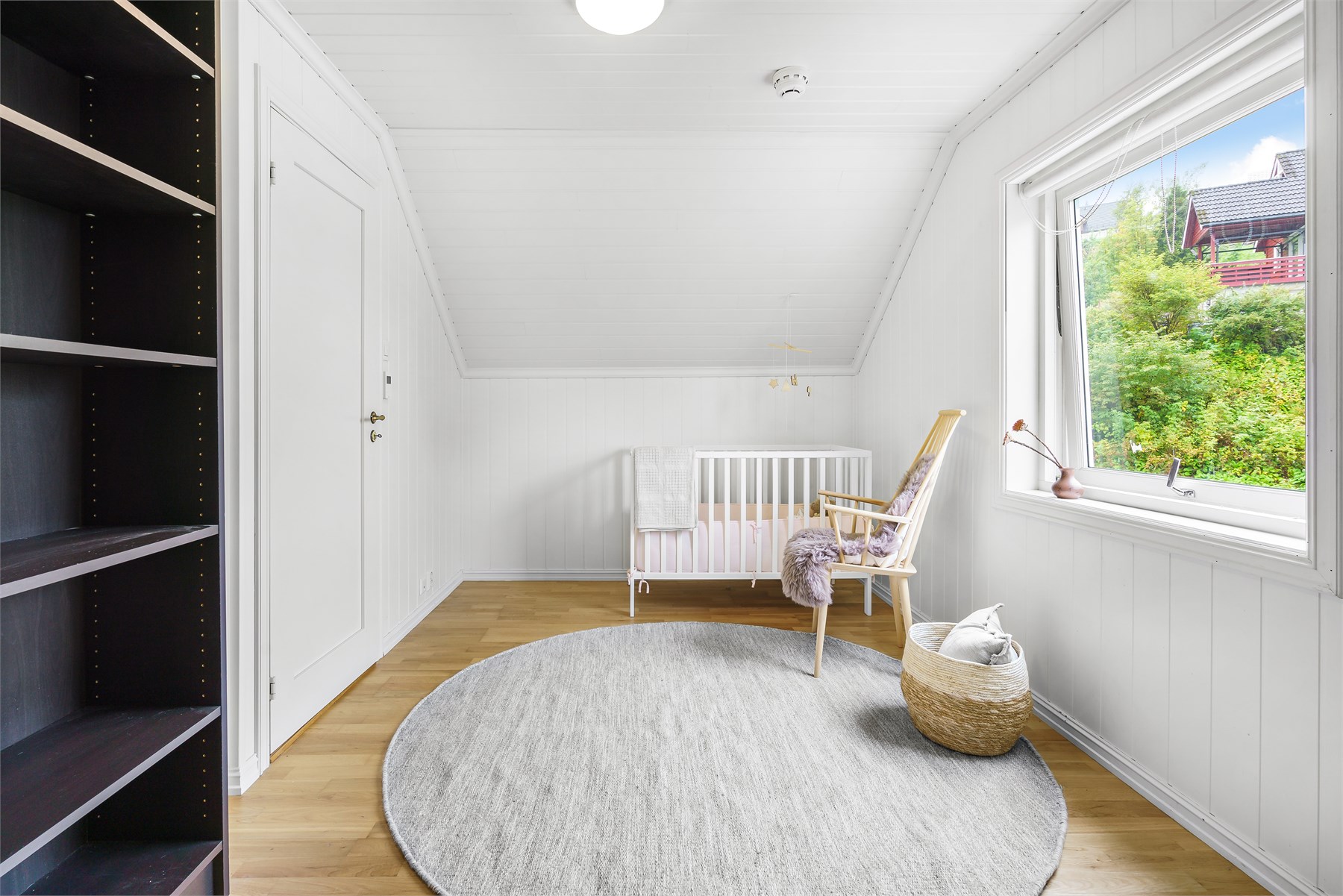 - Med sine fire soverom er boligen ypperlig for en barnefamile som trenger godt med boltreplass -