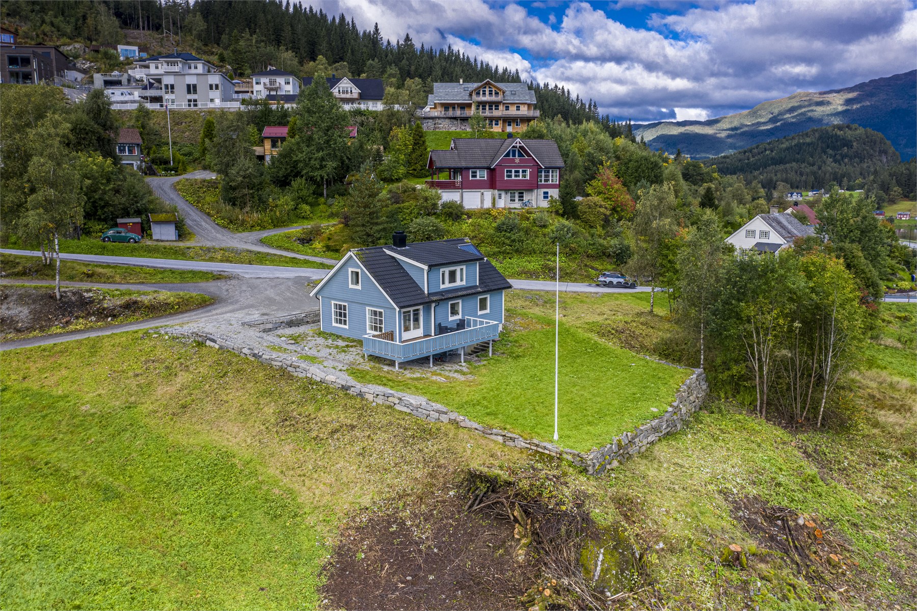 - Eiendommen er ypperlig for barnefamilier og voksne som ønsker å bo landlig og samtidig med nærhet til sentrum -
